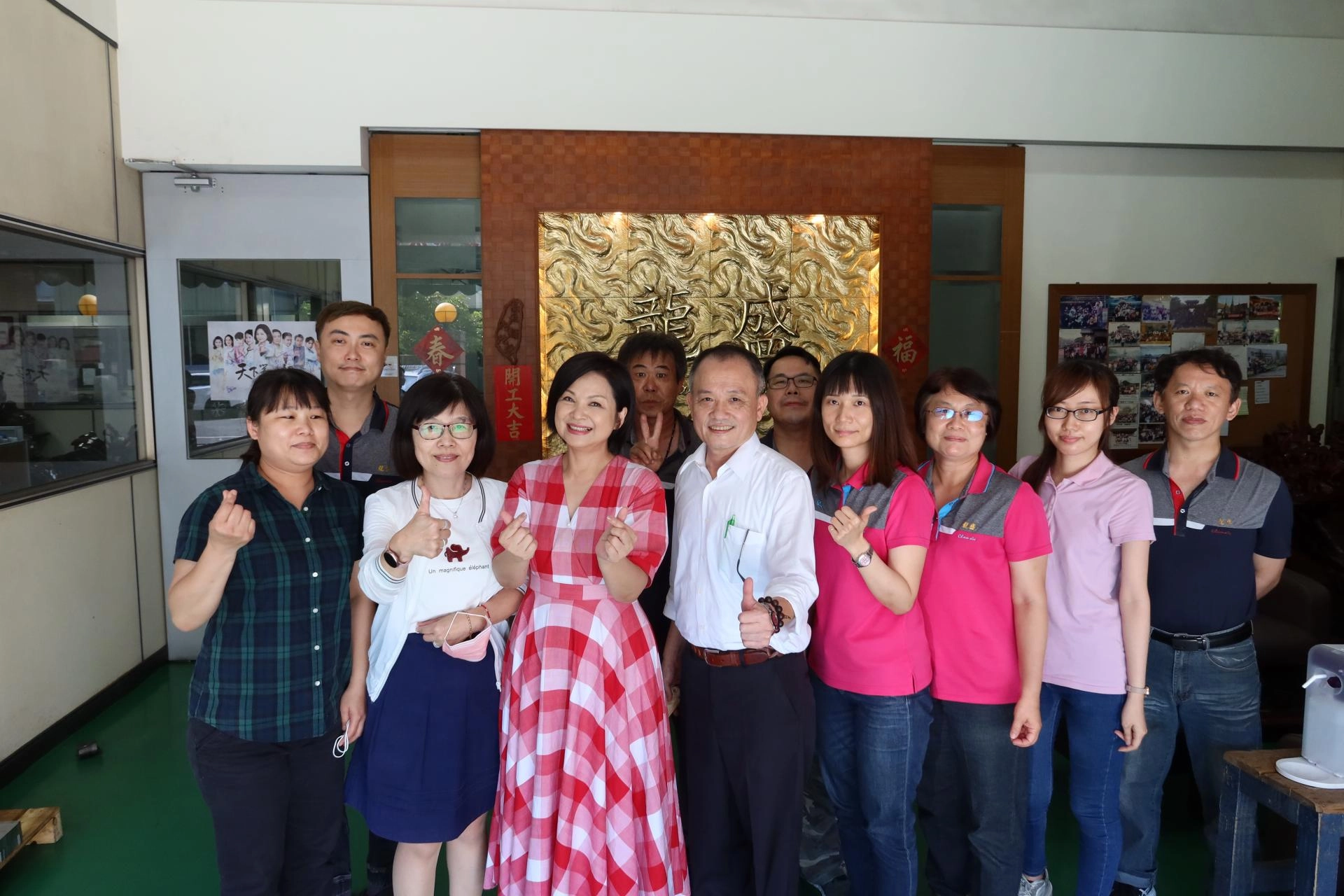 楊貴媚七月中高雄讀書會宣傳，特地回到龍盛公司與員工合影