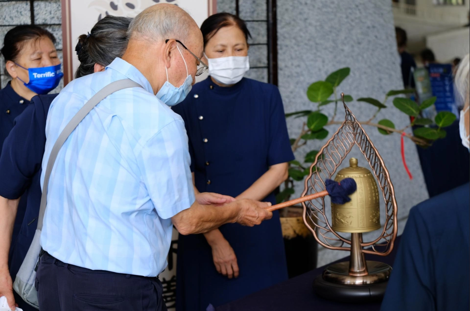 民眾不分老少「咚」、「噹」敲響鐘鼓，更藉著敲鐘祈福、安住己心。