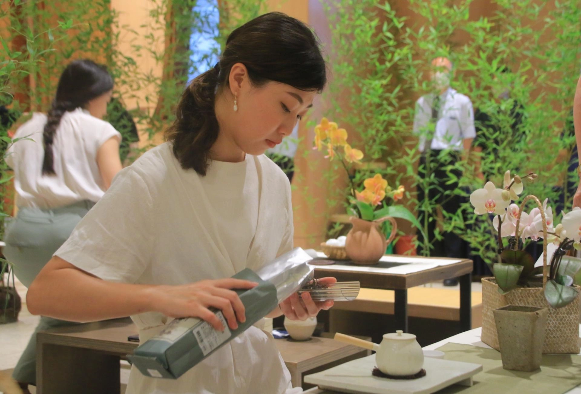 「經由閱讀和品茶，讓美進駐心靈。」莊家郁輕輕倒出茶葉為民眾奉茶，希望大家體驗美的意境。