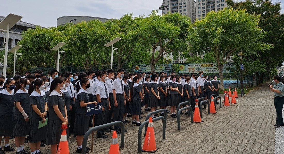 生輔(教)組指導新生行的規儀除了確定同學上放學路線也教授交通安全