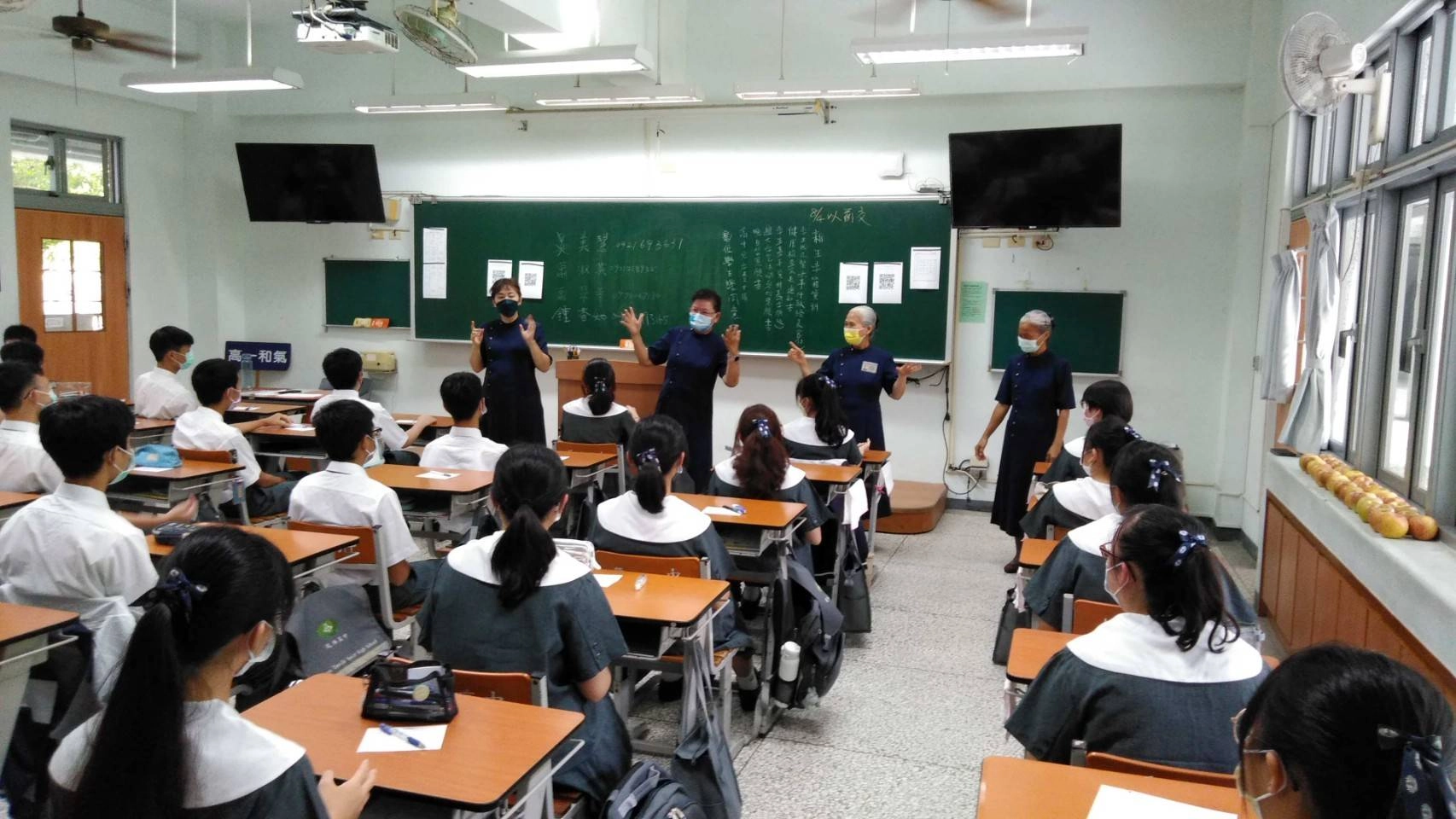 慈誠爸爸懿德媽媽在導師介紹下入班與同學們相見歡