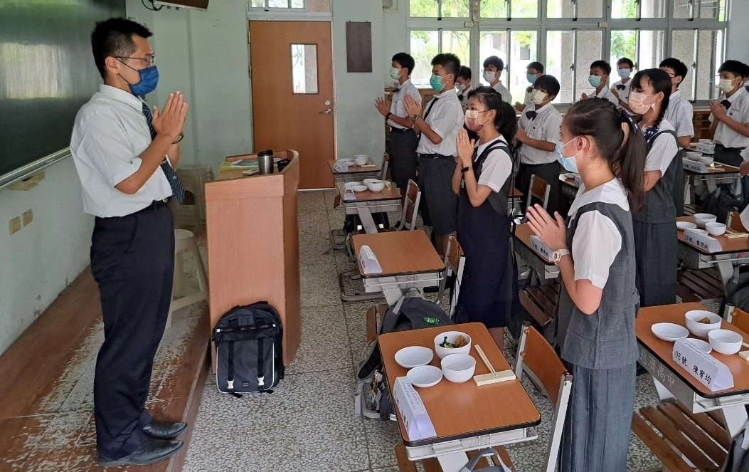 導師指導同學用餐禮儀與餐前歌啟迪感恩心