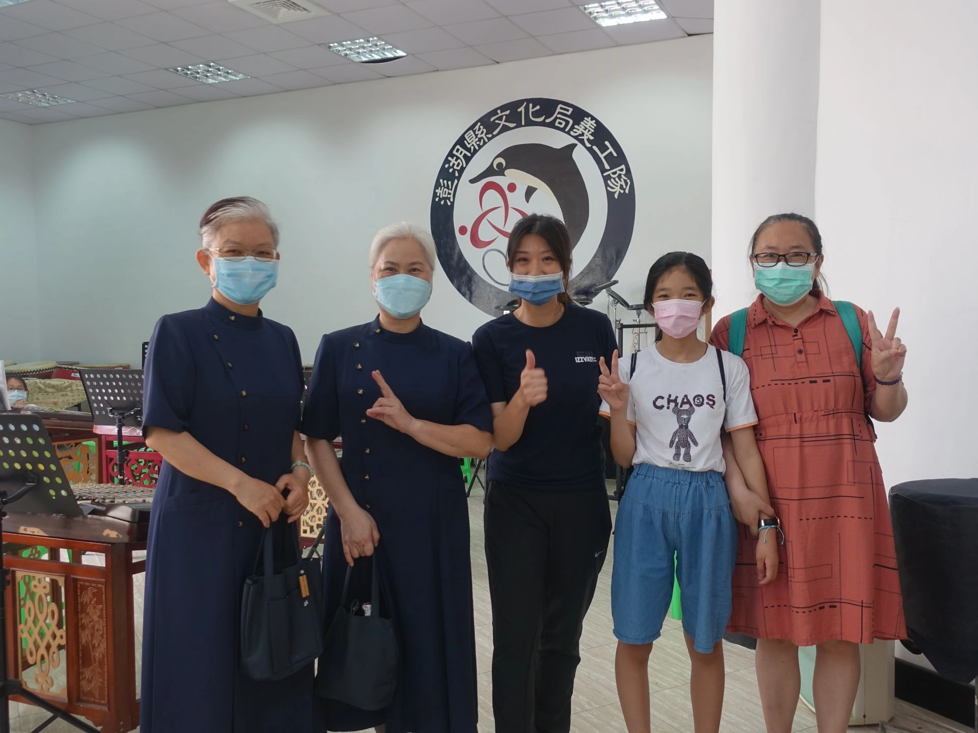 慈濟志工蔡麗春(左二)一路看著黃宜萱的母親(右一)與黃宜萱(右二)的艱辛與努力，非常感動。