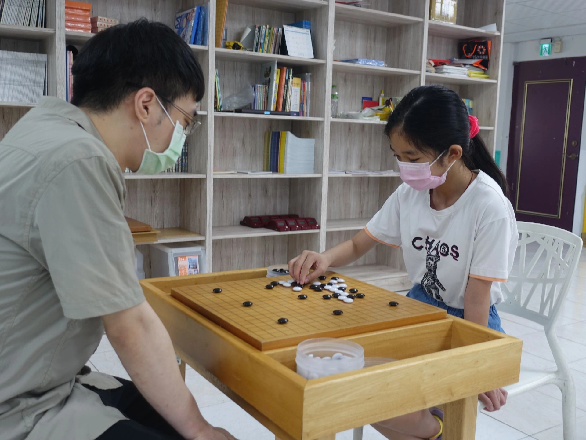 2022年最年輕的總統教育獎得主黃宜萱(右)，希望可以跟她的圍棋老師林康(左)一樣，當一個助人的圍棋老師。