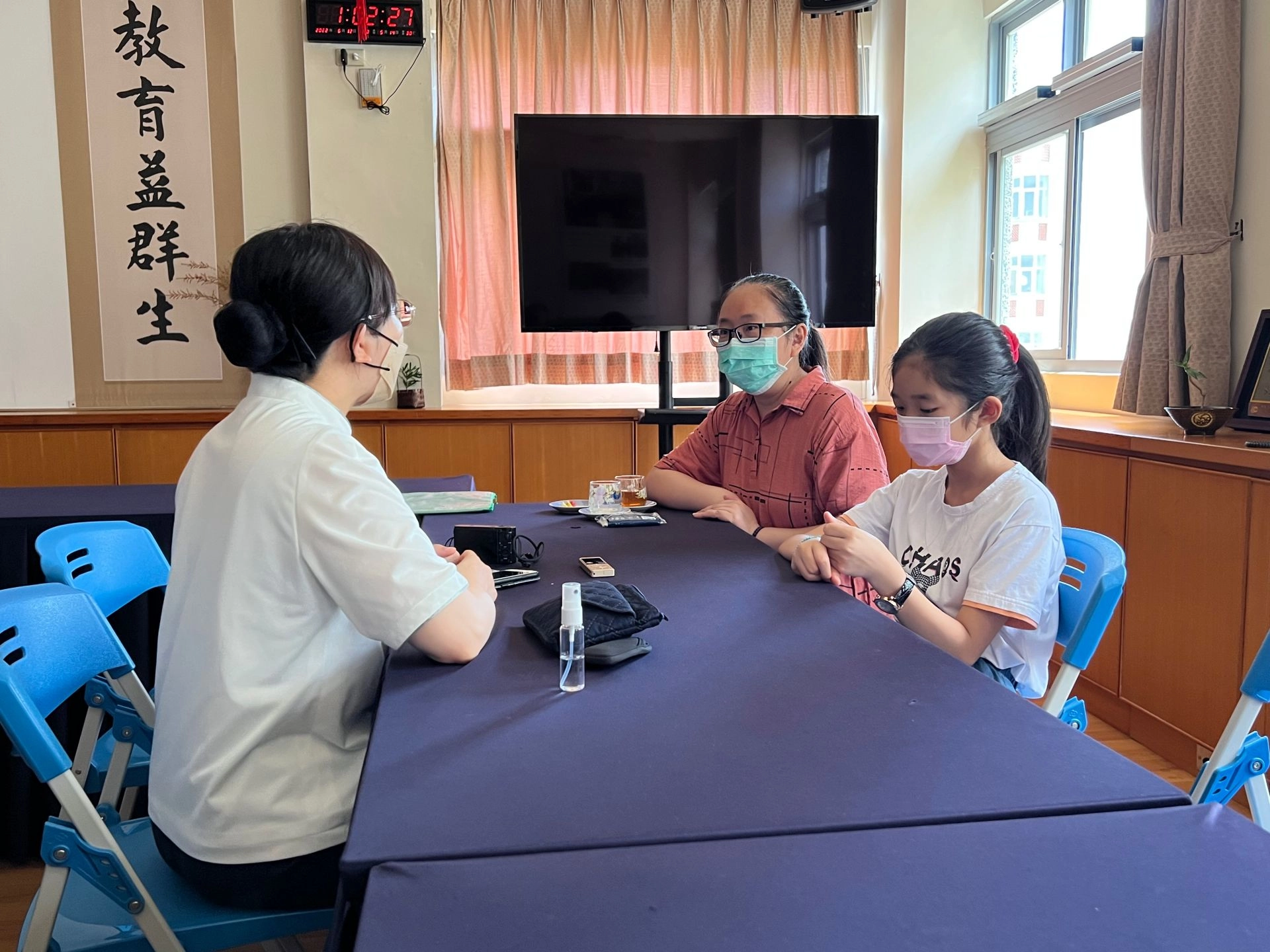 黃宜萱的母親(中)向TCnews慈善新聞網記者分享：如果不是慈濟志工三不五時的關心詢問，我們是不會主動開口請求幫忙。