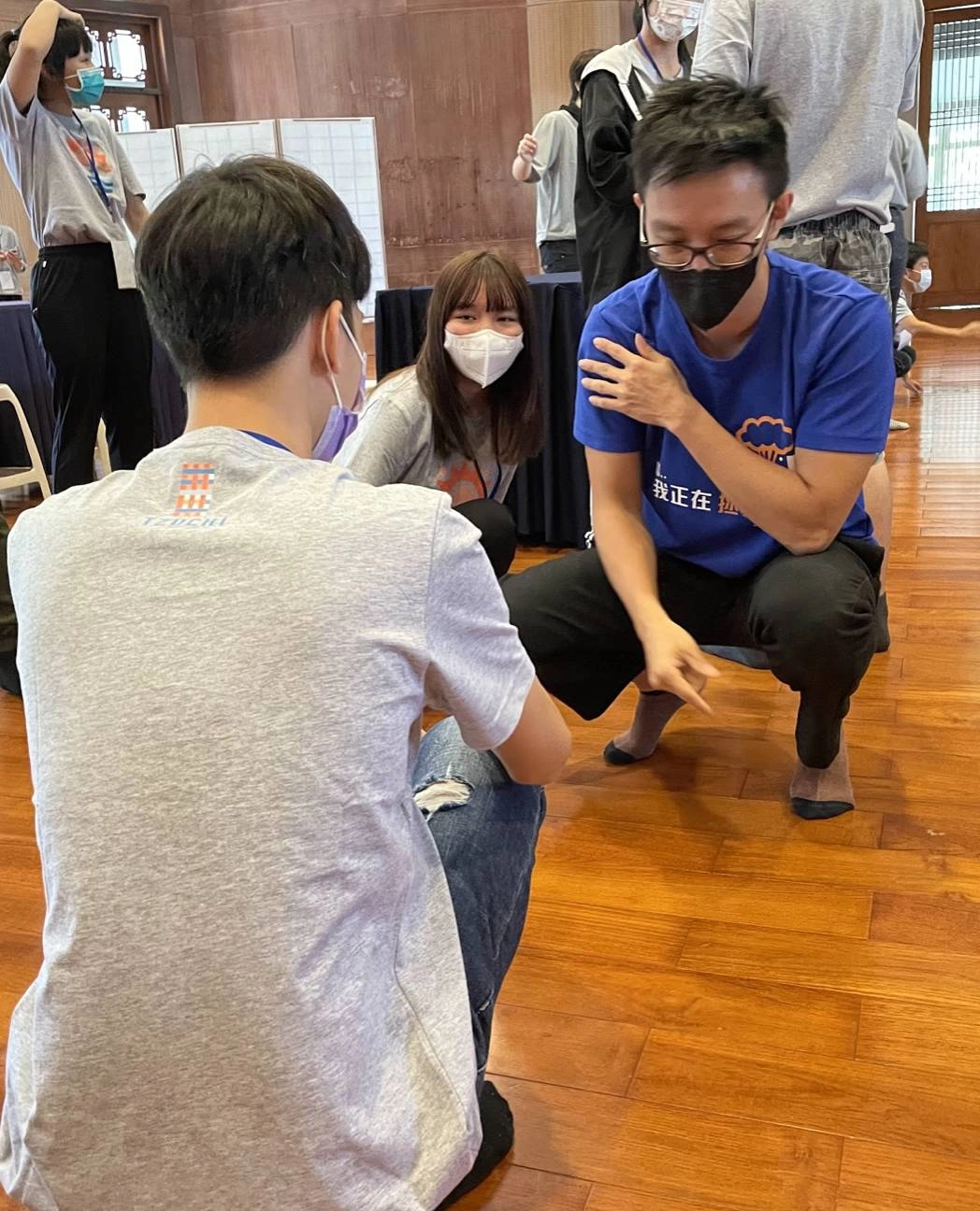 玩轉以及領航員認真與關懷家庭孩子互動。