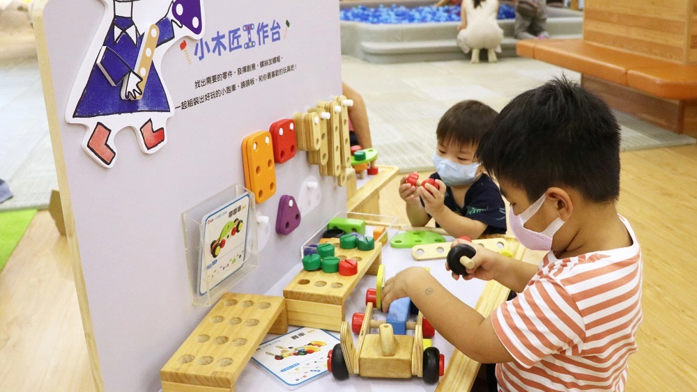 「小木匠工作台」找出零件、運用工具，自己動手做玩具，組裝出好玩的跑車或蹺蹺板。