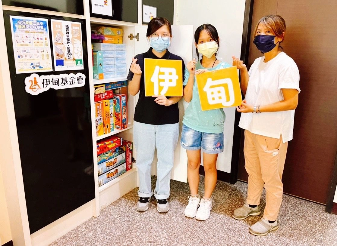 學員小嘉(中)在伊甸社工胡又文(左)與整理師鄭欣怡(右)的陪伴下，快速地掌握整理師的工作技巧