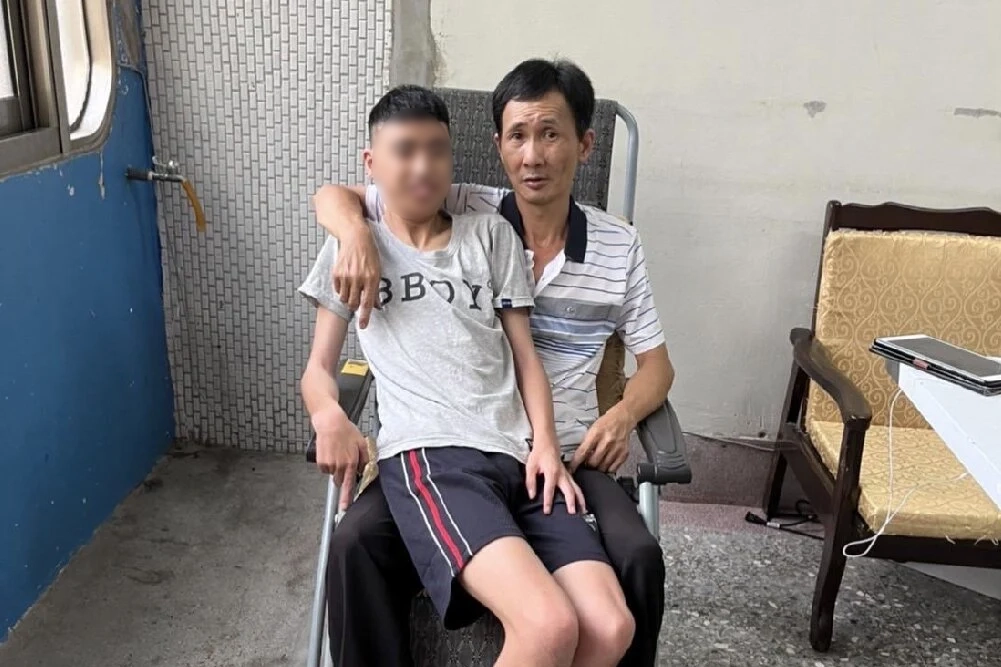 「不敢休息，一休息就斷炊！」慢飛天使小志與辛苦的爸爸。身心障礙兒的父母是全年沒有下班的長期抗戰 ……