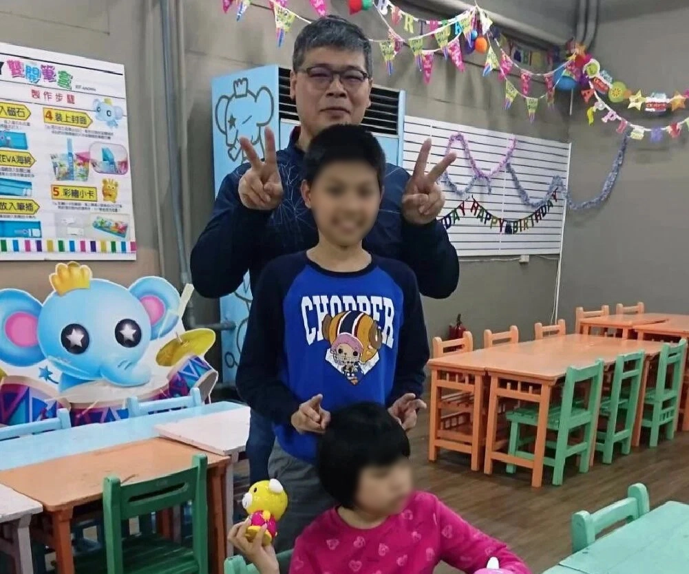「慢飛樂兒」與哥哥爸爸合照。長大後該如何融入社會？爸爸離世後，如何賺取生活基本所需？...是父母最深的擔憂。