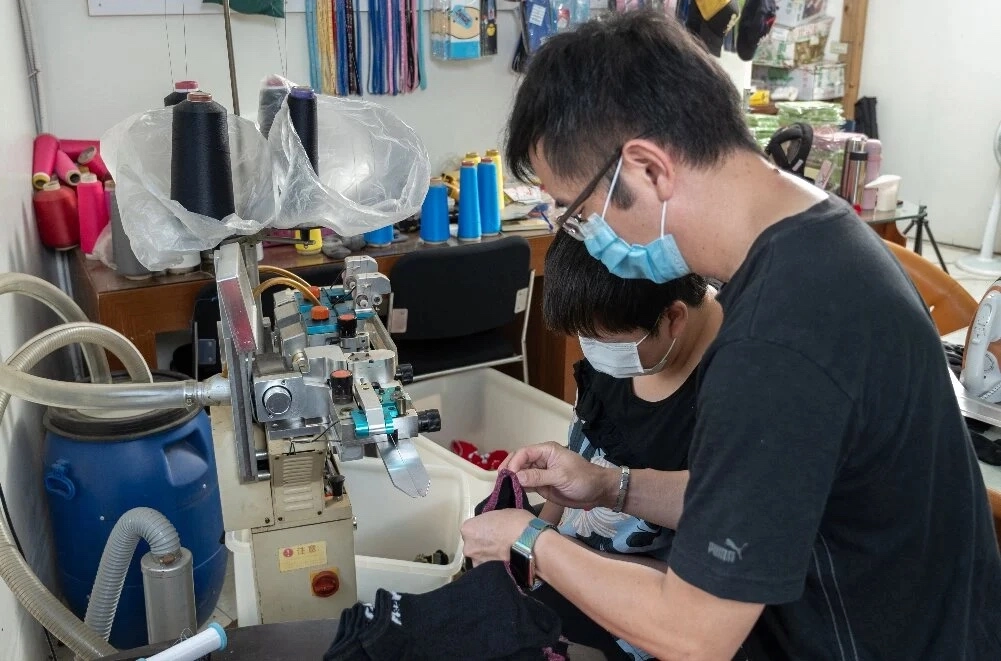 支持慢飛樂兒有一個工作機會慢飛樂兒，在學習製襪諸多工作項目的動作，無法像一般人學習後即可操作，需要透過工作評量、工作支持。