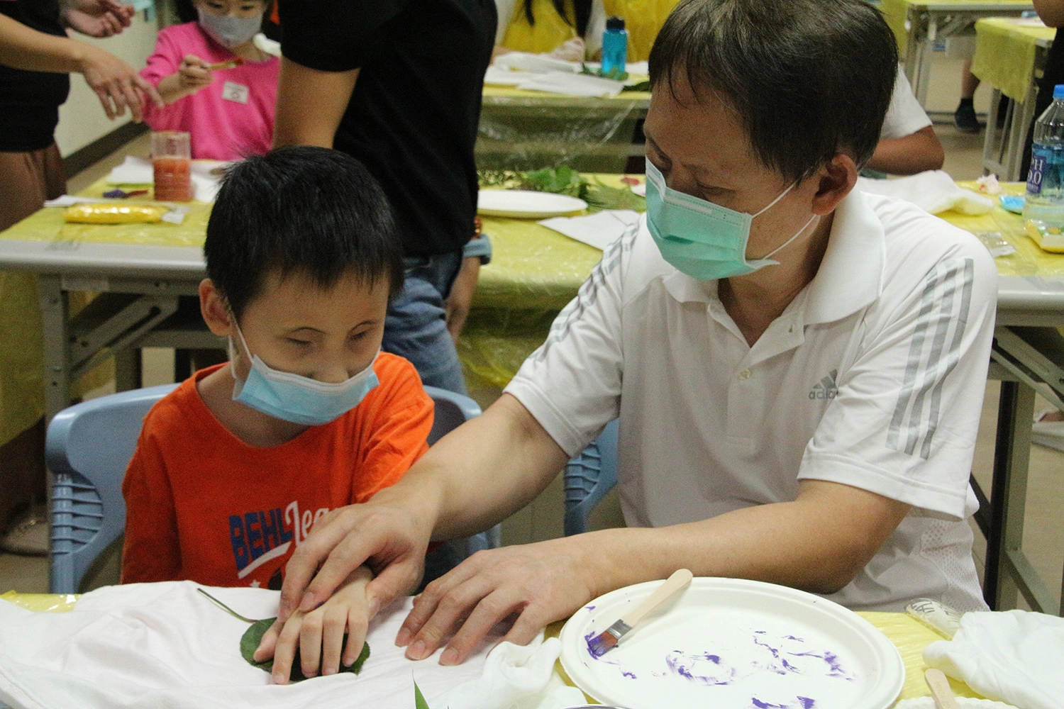 旗政與6歲的兒子小傑第一次體驗拓印活動，豐富多樣的葉子，讓小傑更是難得全程參與。