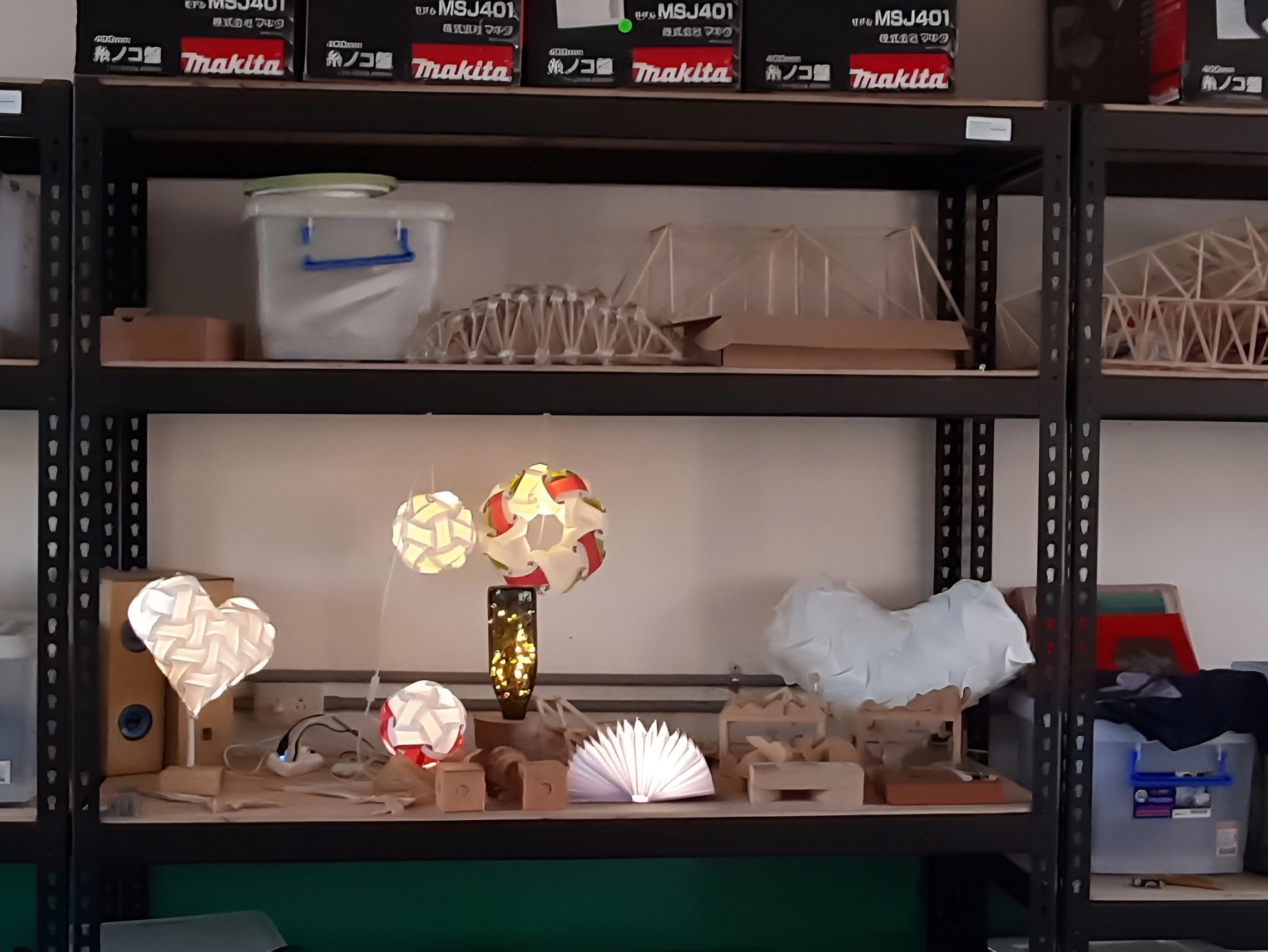 嘉義縣梅山國中於工作架上擺設成品展示。