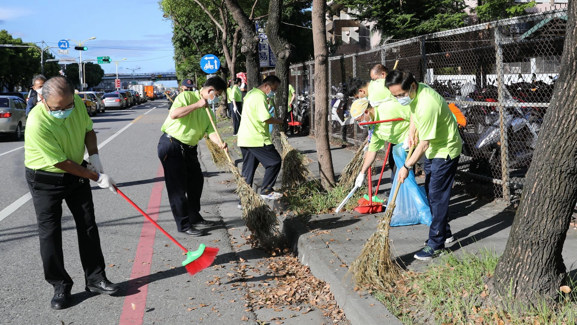 花蓮慈濟醫院林欣榮院長、院長室主管帶領同仁清掃醫院週圍環境。