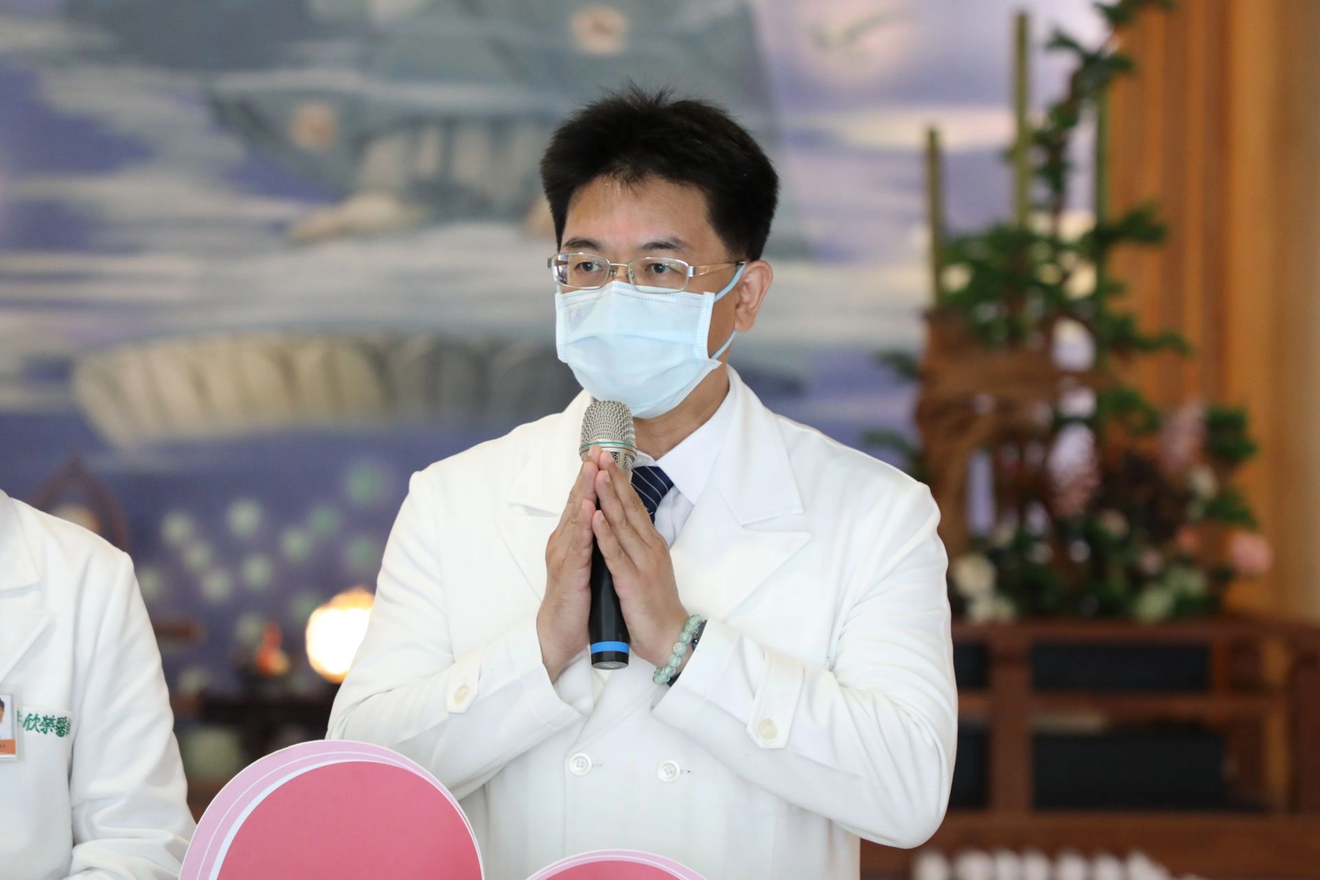 花蓮慈院副院長何宗融表示，考慮到辛巴威民眾就診不便，因此挑選藥膏和貼布作為物資，讓民眾身體感覺不適就能夠立即得到改善。