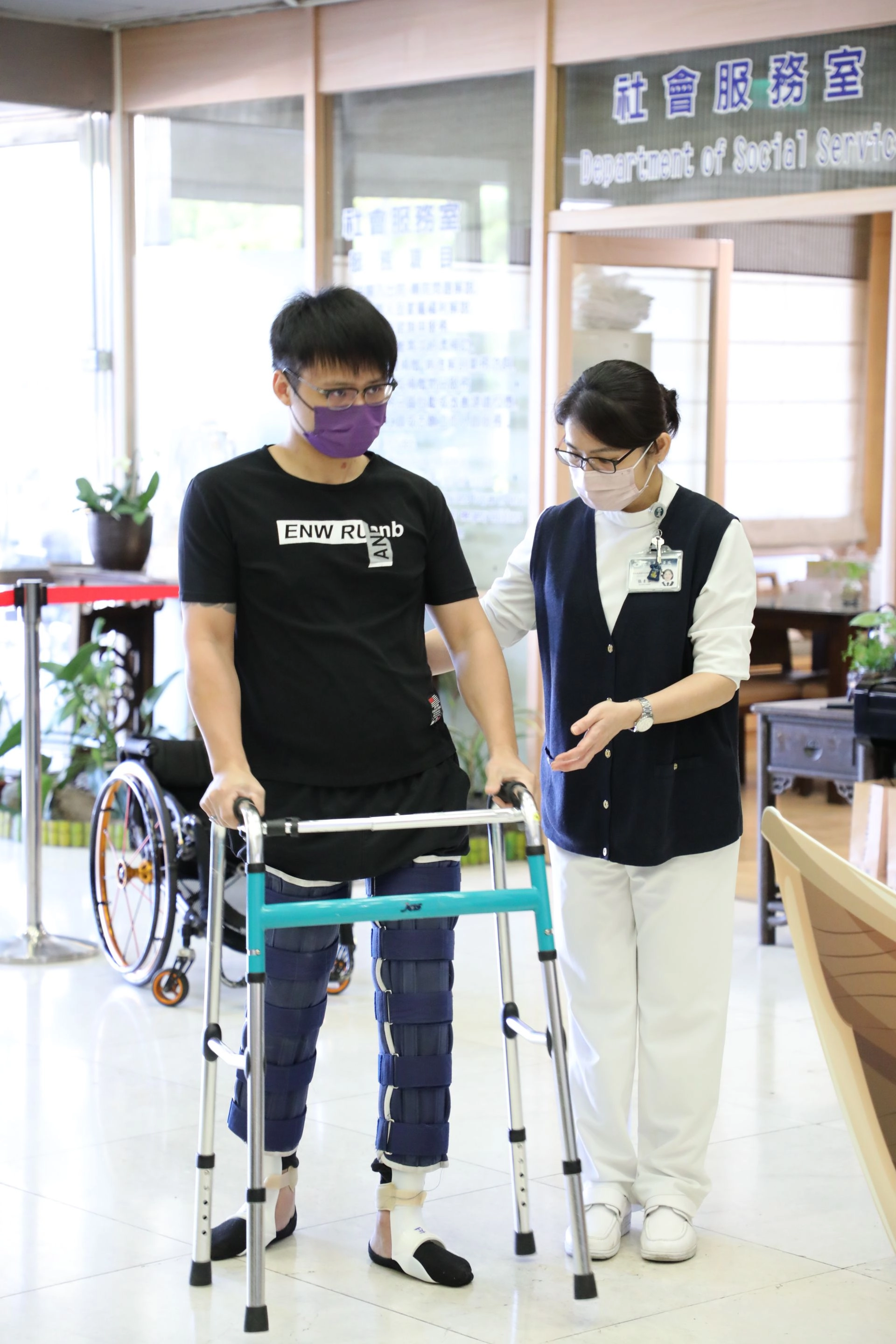 「感覺到雙下肢的肌肉比較有力一點。」簡先生也分享，以輔具能站立外，還能控制腿部一步一步往前走。