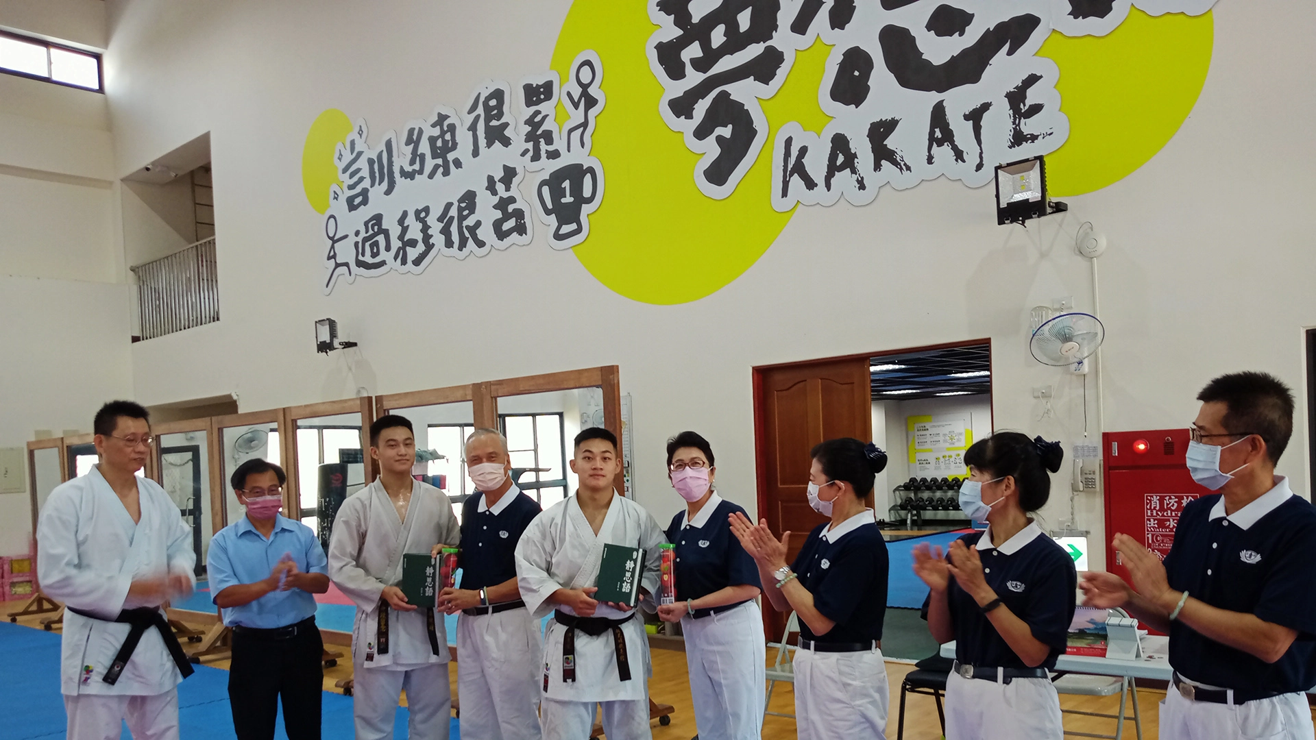 慈濟志工8月10日前往空手道館給予兩位獲獎同學祝福與鼓勵。(圖為黃泰吉提供)