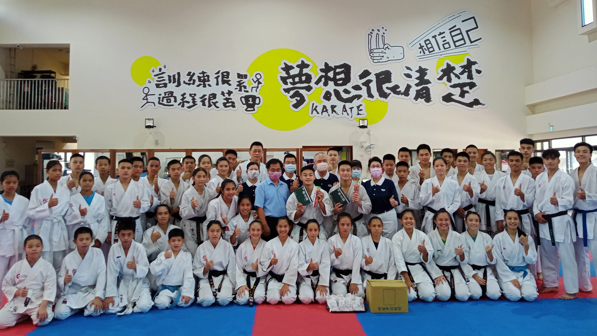 慈濟志工8月10日前往旭光空手道館給予選手鼓勵。(圖為黃泰吉提供)