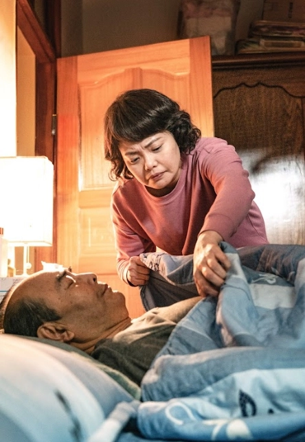 《冬菊,沒問題》劇中林嘉俐照顧爸爸勾峰。
