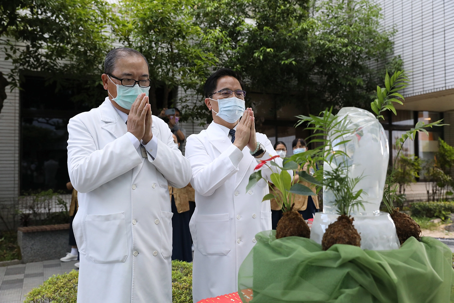 林欣榮院長(右)與許文林副院長兩人一組虔誠合十祈福。(陳安俞攝)