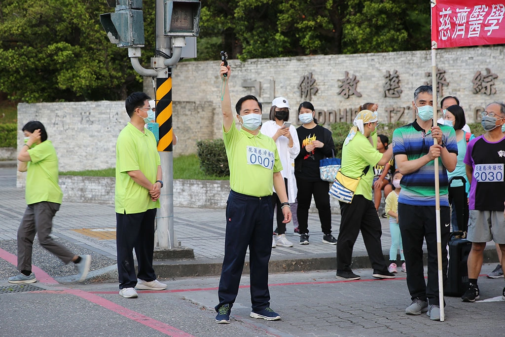 清晨五點三十分，由林欣榮院長鳴槍，參賽選手們自花蓮慈院出發！