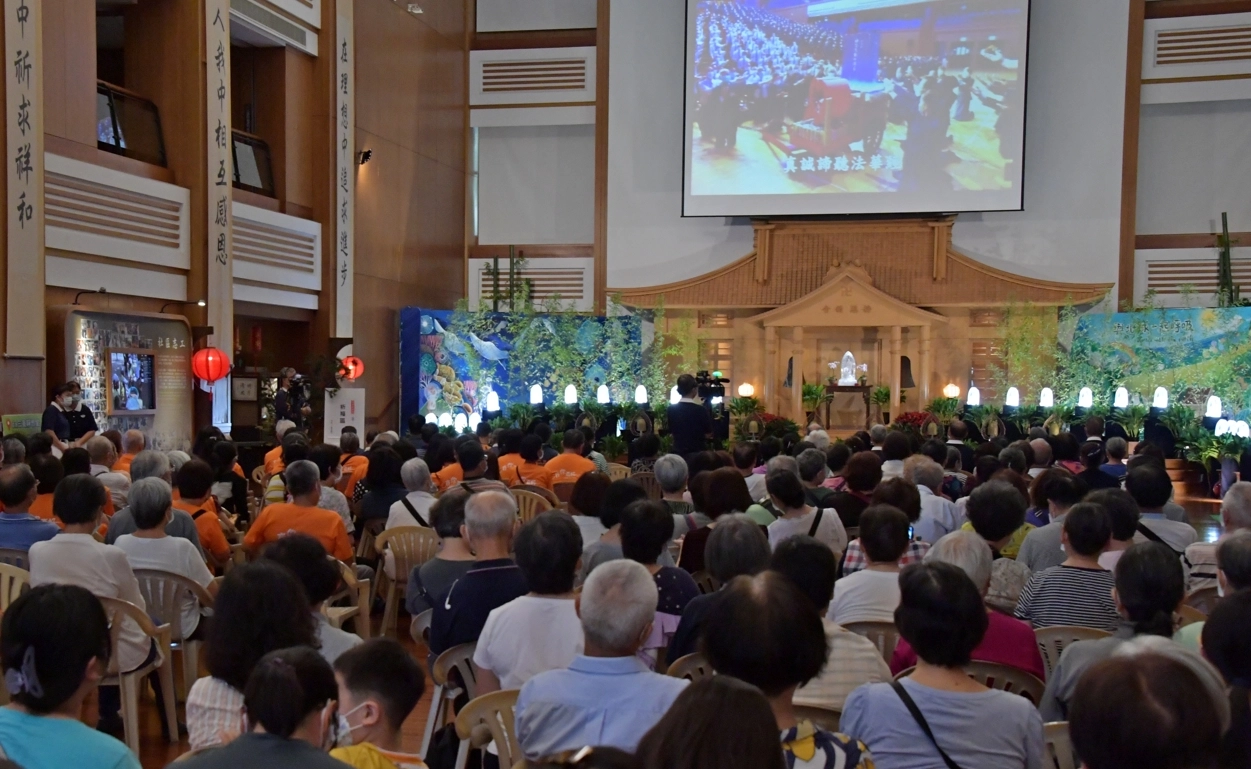 慈濟三重志業園區「七月吉祥月祈福會」，來到寧靜莊嚴的靜思堂，為自己、親友、天下眾生共同祈福，人人心淨，大地平安。