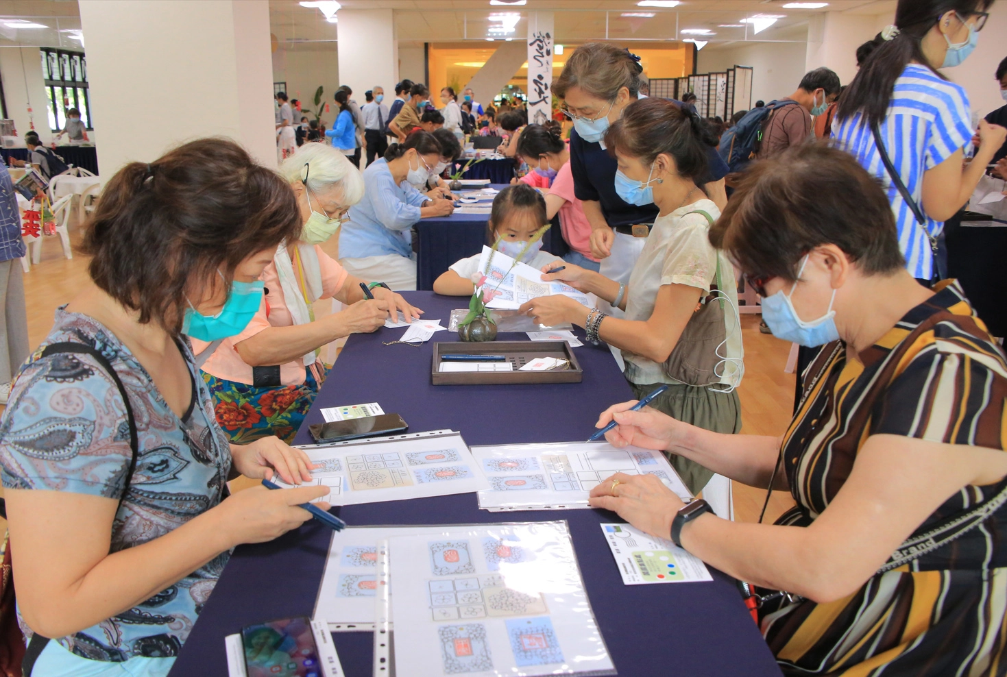 炎夏擾人，民眾體驗禪繞畫，「一方天地成靜心撇步」。