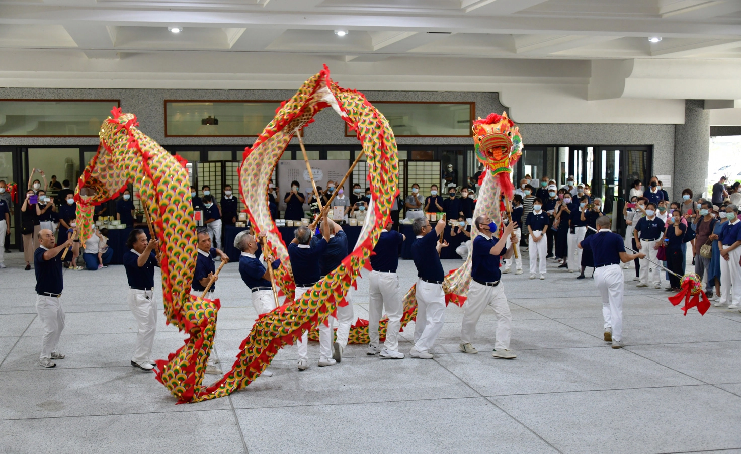 今年關渡慈濟志工除了規劃多元的靜心活動，也和活潑熱鬧的表演相輔相成。