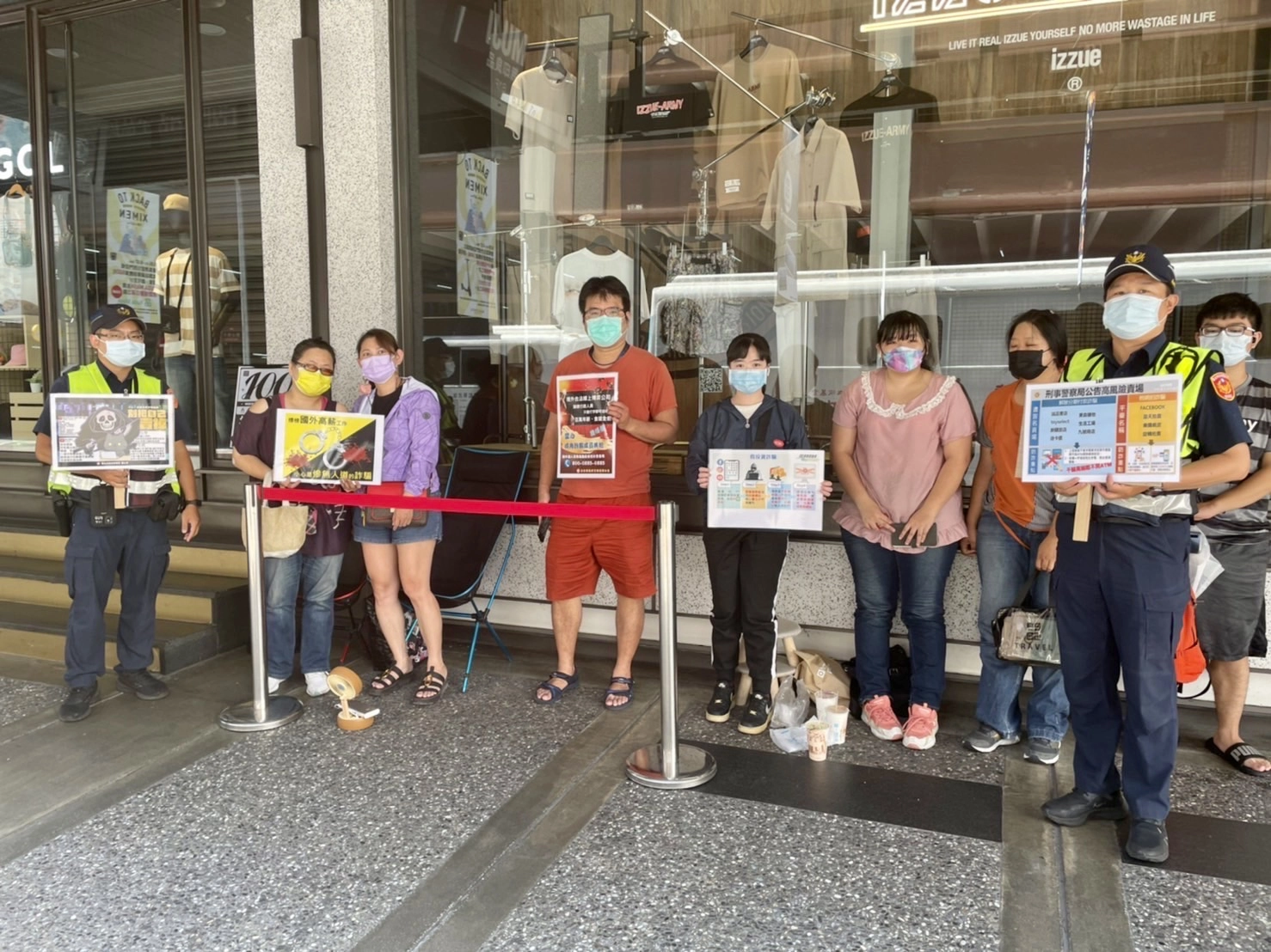 臺北市保安警察大隊至萬華龍山寺手持宣導海報、標語，呼籲民眾從「識詐」做起，提高自我防詐意識。