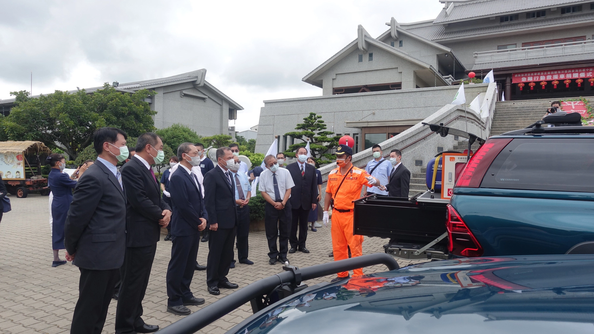 慈濟捐贈海巡署中部分署2部急難行動救援車，8月17日上午在清水靜思堂舉行捐贈儀式。海巡人員介紹設備。