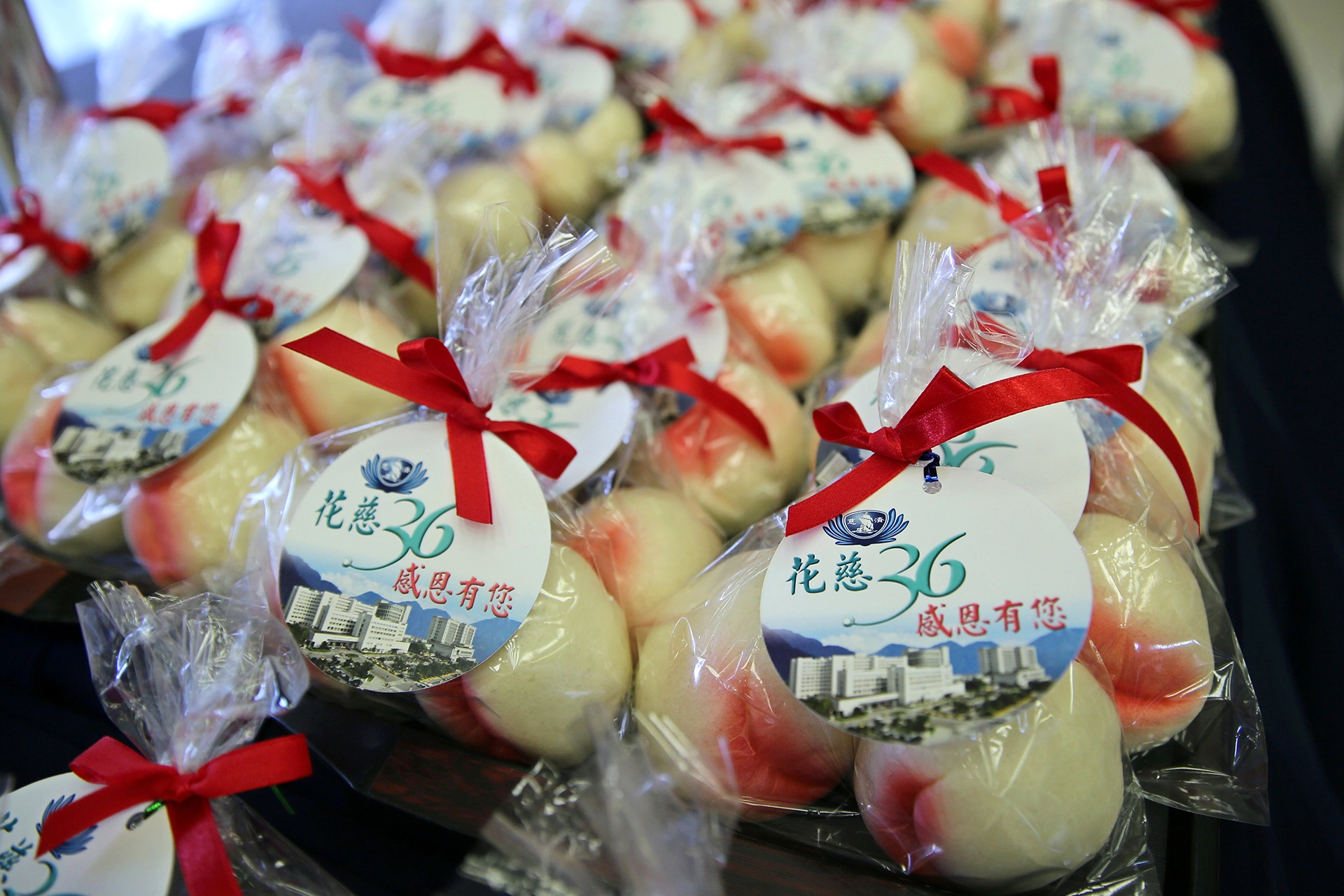 為慶祝花蓮慈院三十六歲生日，院方特別準備一千五百顆壽桃與民眾結緣，將這份祝福與愛散播出去。