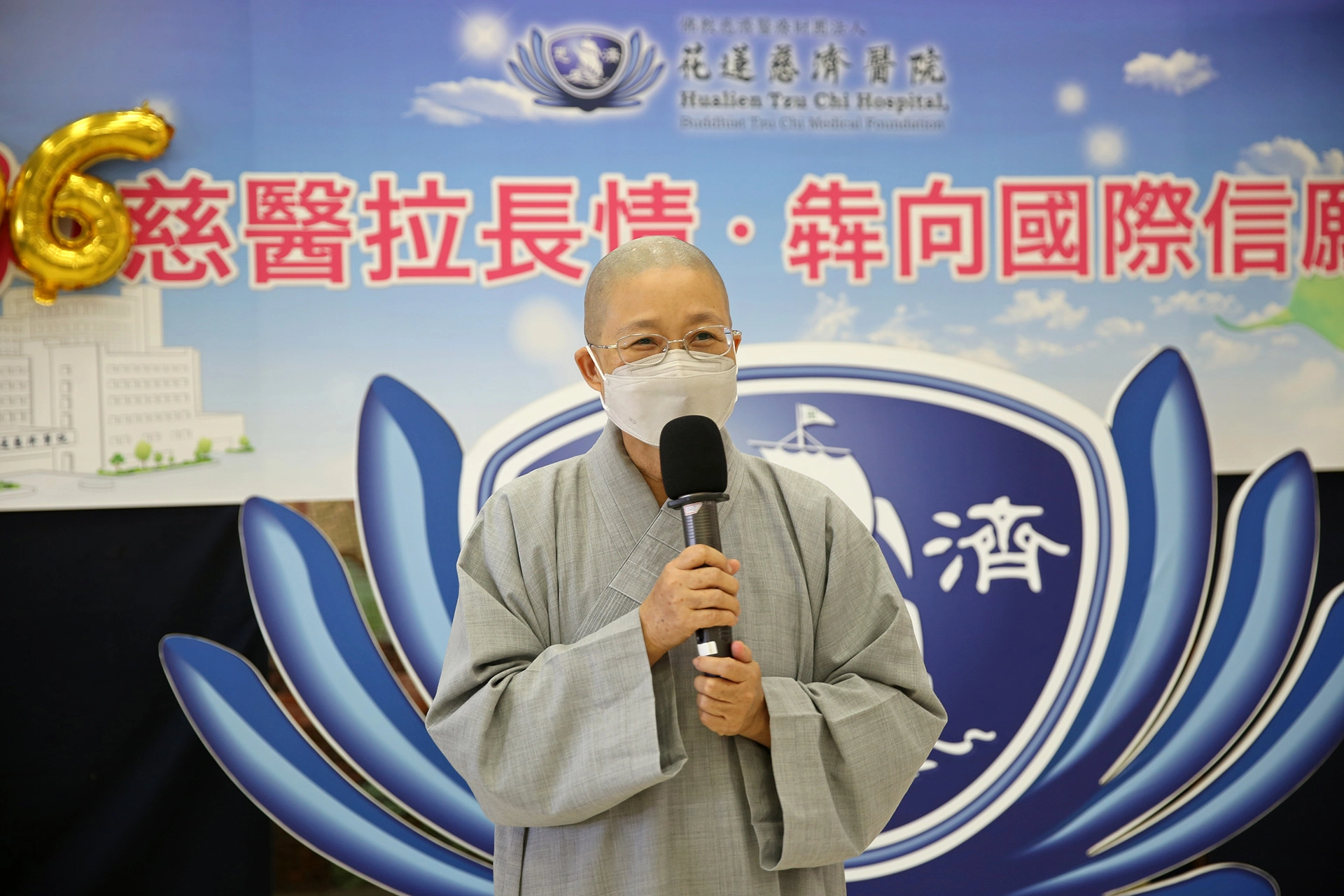 德淵師父表示，同行的德深師父是深度的深，他是淵遠的淵，祝福醫療志業長長久久深深遠遠，在守護健康、守護生命、守護愛的路上一切順利。