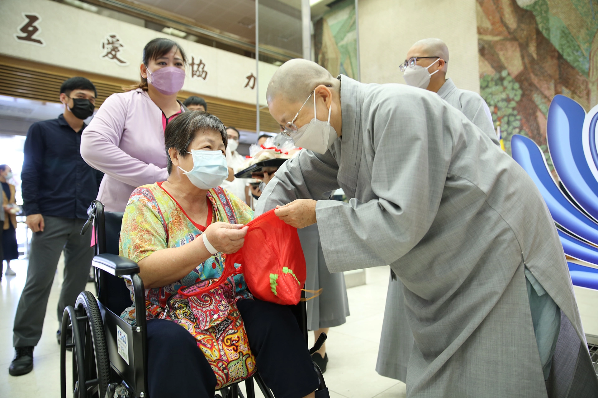 師父用飽含滿滿祝福的壽桃與民眾結緣，分享喜悅。
