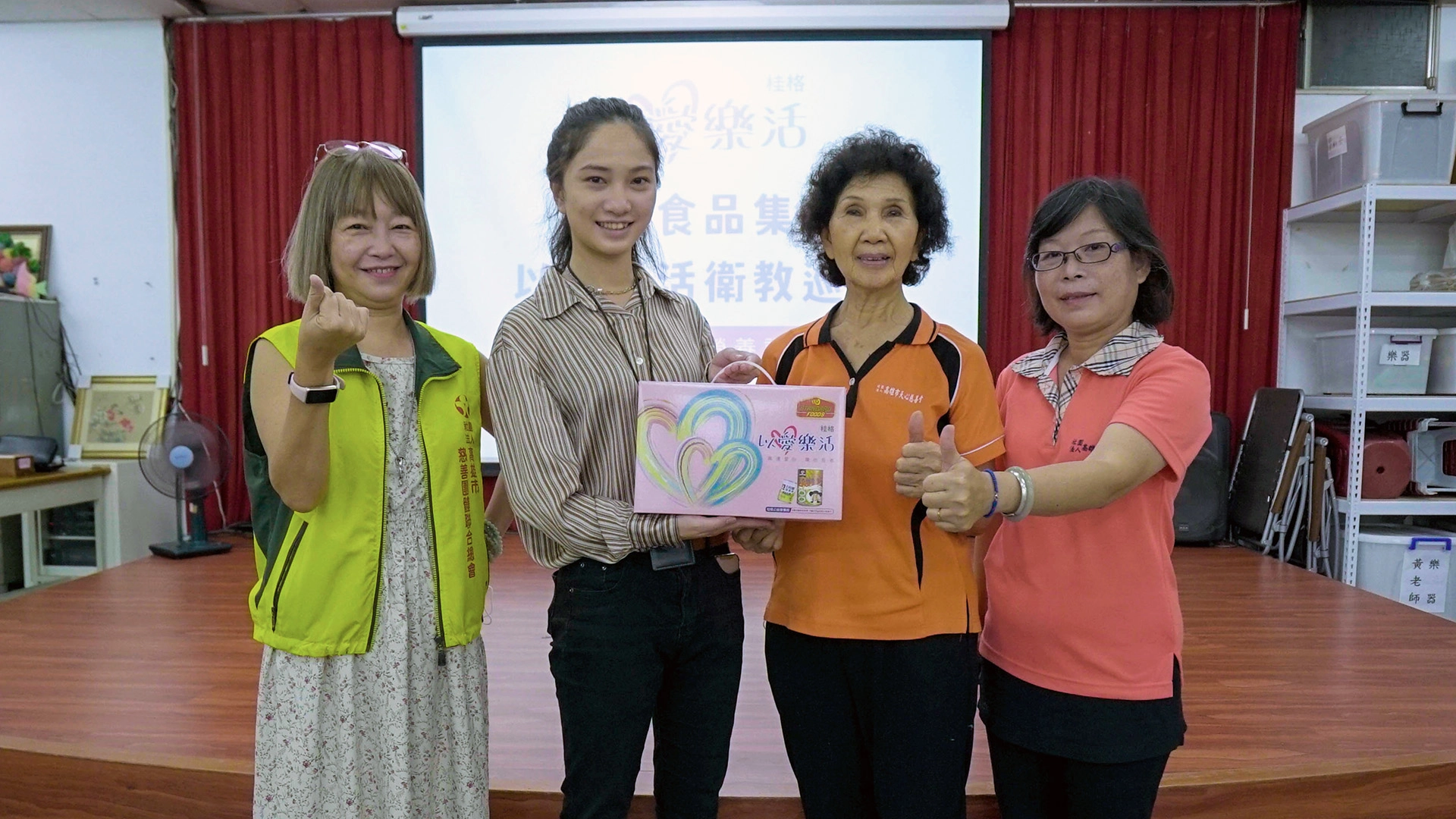 高慈總劉雅玲執行長（左一）、天心慈善會柯惠玲總幹事（右一）、長者志工代表陳秀雲（右二）接受佳格致贈的公益禮盒。