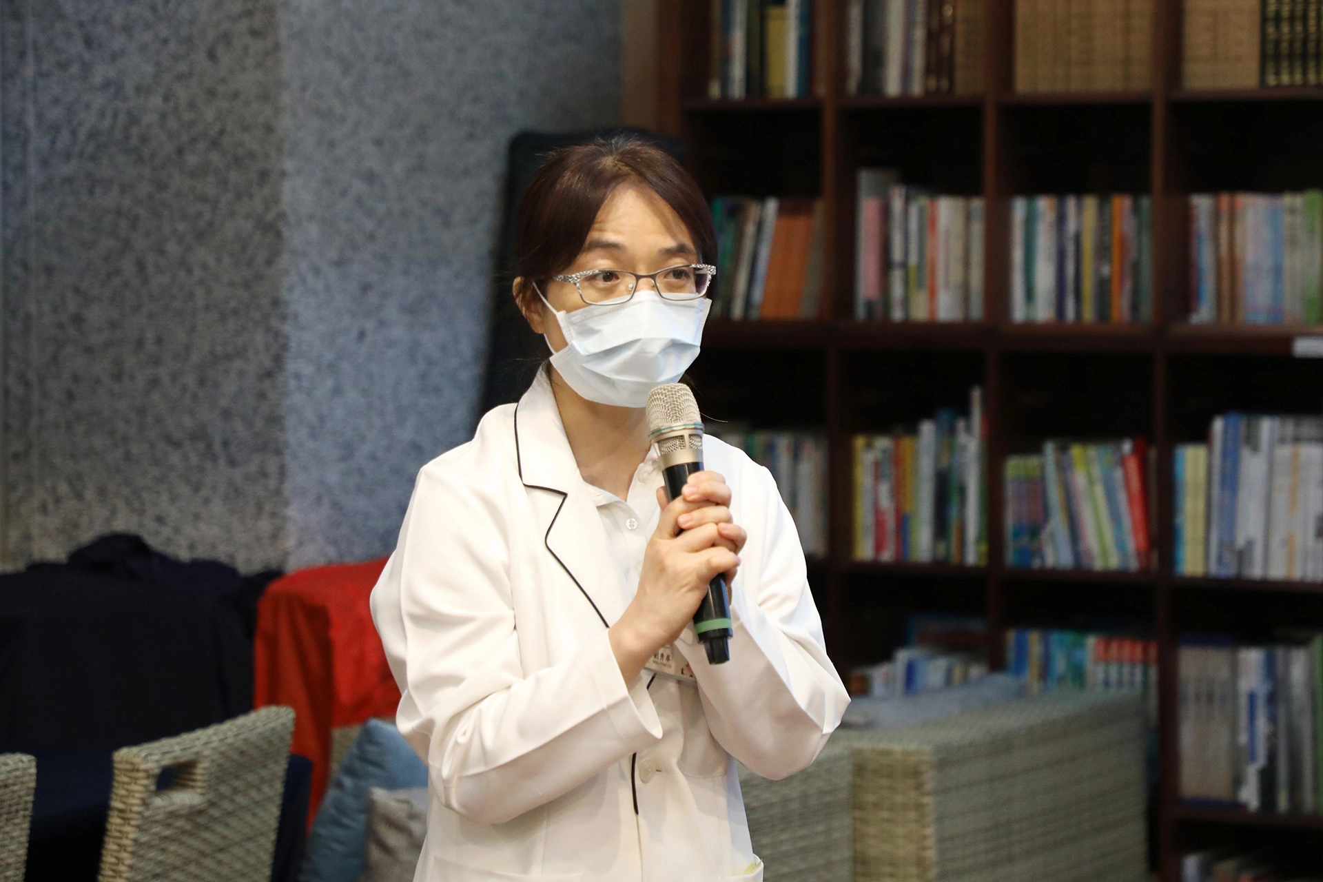 精神醫學部社工師劉秀屏分享一位思覺失調症患者反覆歷經發病、吃藥、停藥、再次發病的過程二十多年，最終在各職類團隊的合作與努力下脫離反覆急性發病的迴圈，穩定接受治療。