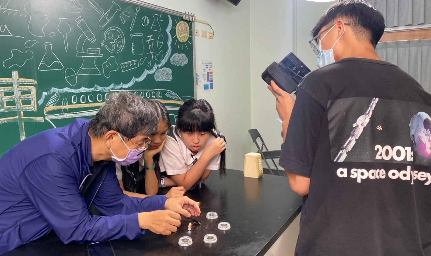 成大許瑞榮教授親自蒞臨指導學生。