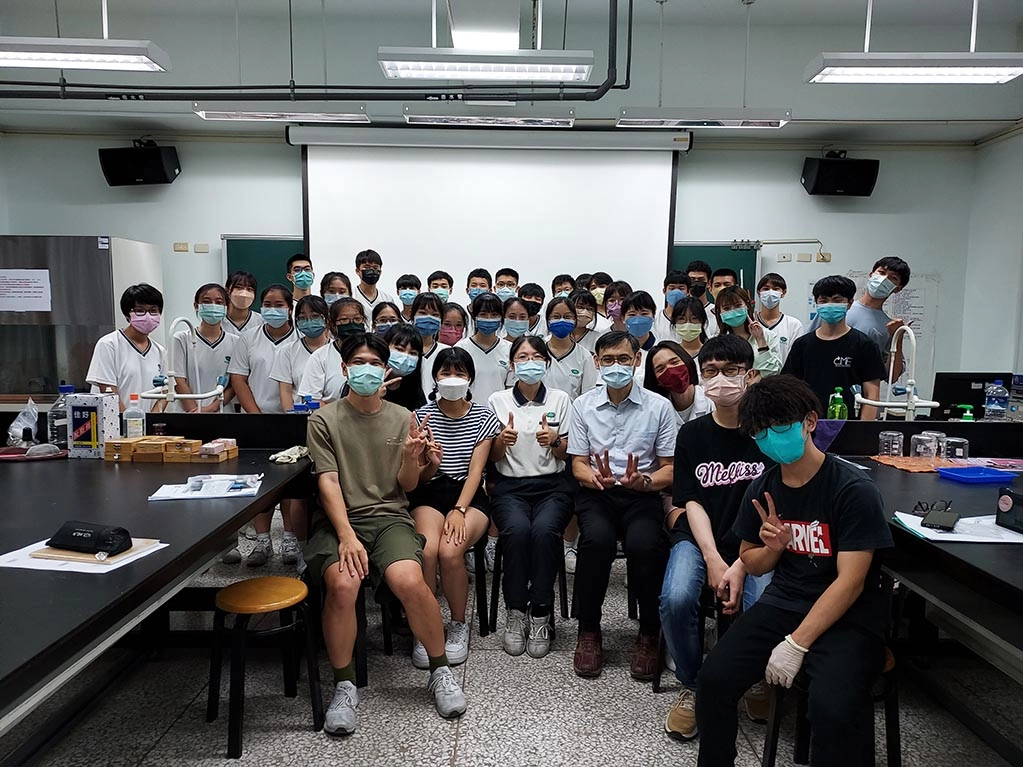 鍾宜璋教授帶領優秀團隊來到臺南慈中進行科普講座。
