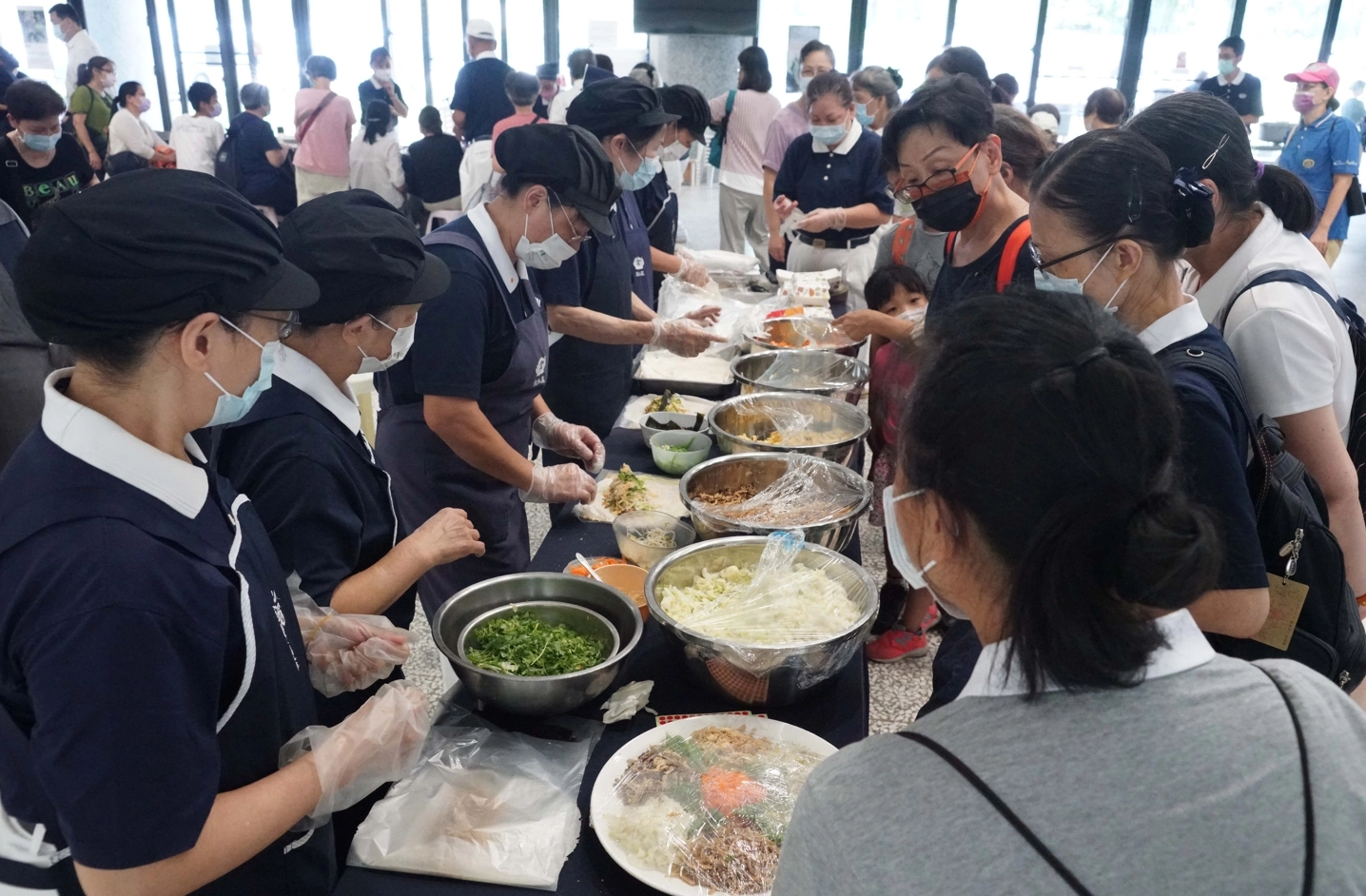 蔬食已蔚為風潮，慈濟團隊擅長料理的香積志工，現場立即示範教作十道蔬食料理。