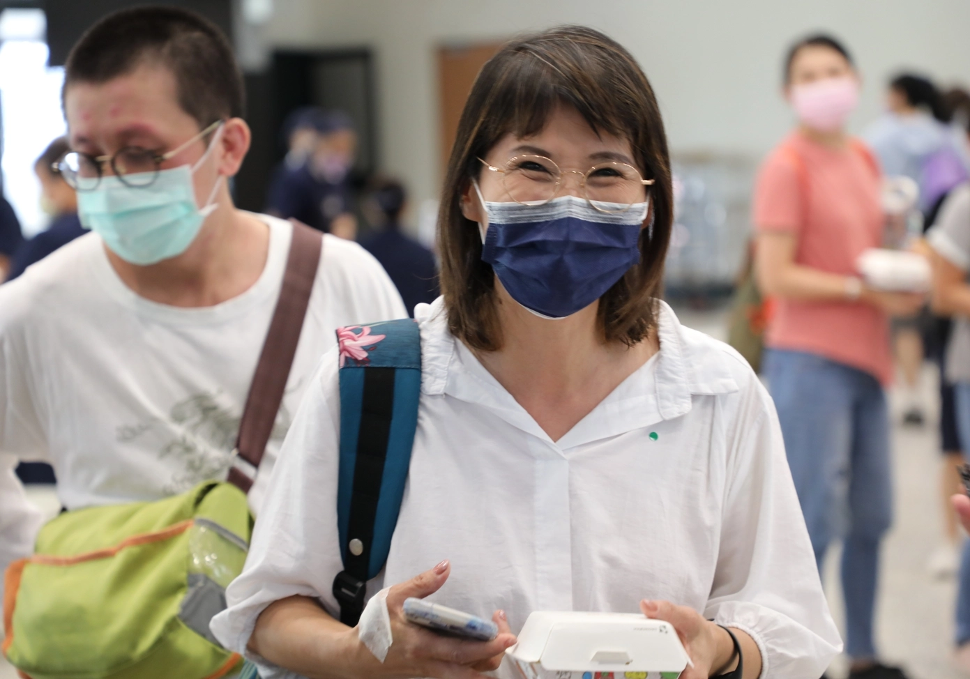 手上拿著涼拌蓮花包的會眾王美足說，很有信心回去可以做這道料理給媽媽和姊姊吃。