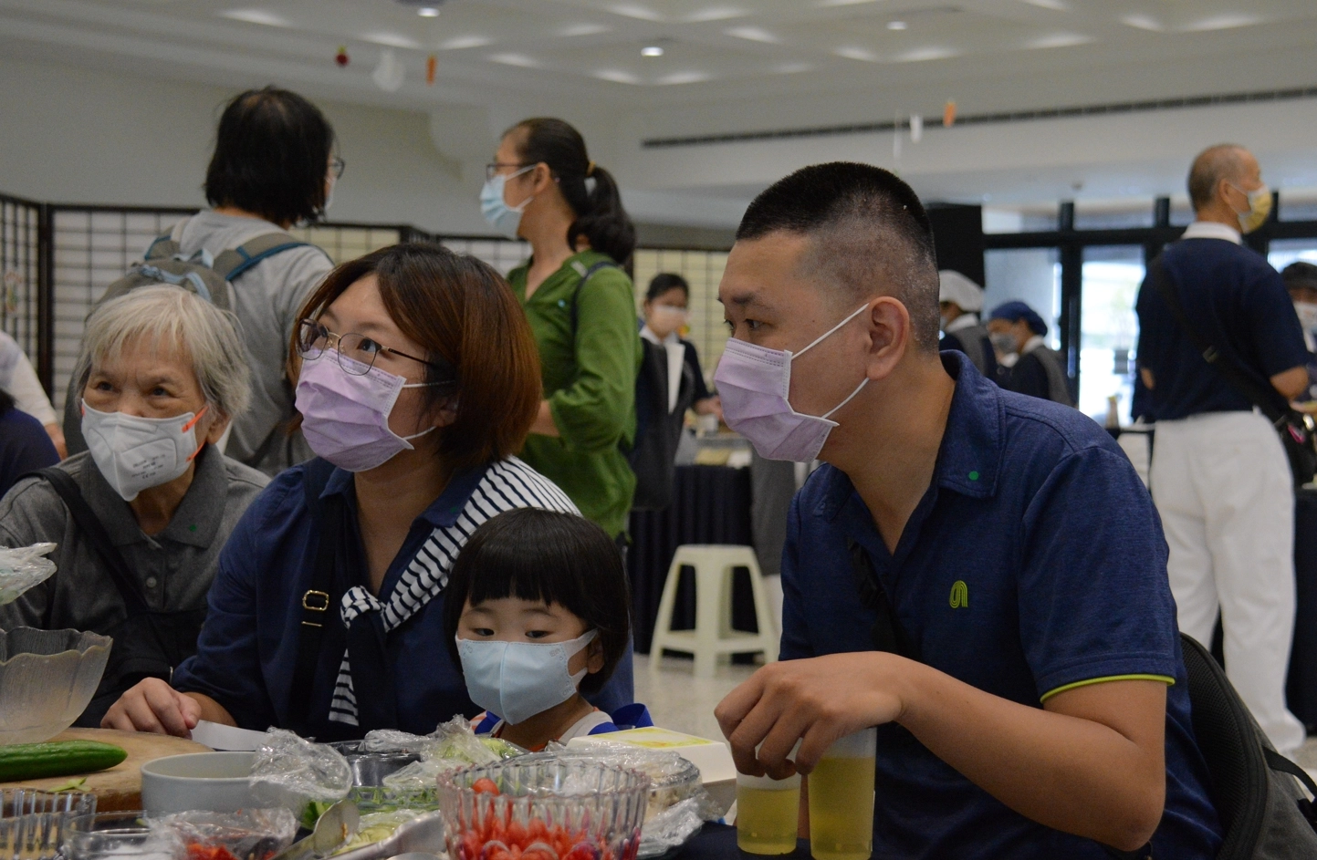 曾經在舊關渡慈濟園區參加過慈青活動的林泳成（右）和太太陳品臻（中），特地從桃園龜山帶著三歲的女兒「回娘家」參加吉祥月祈福。