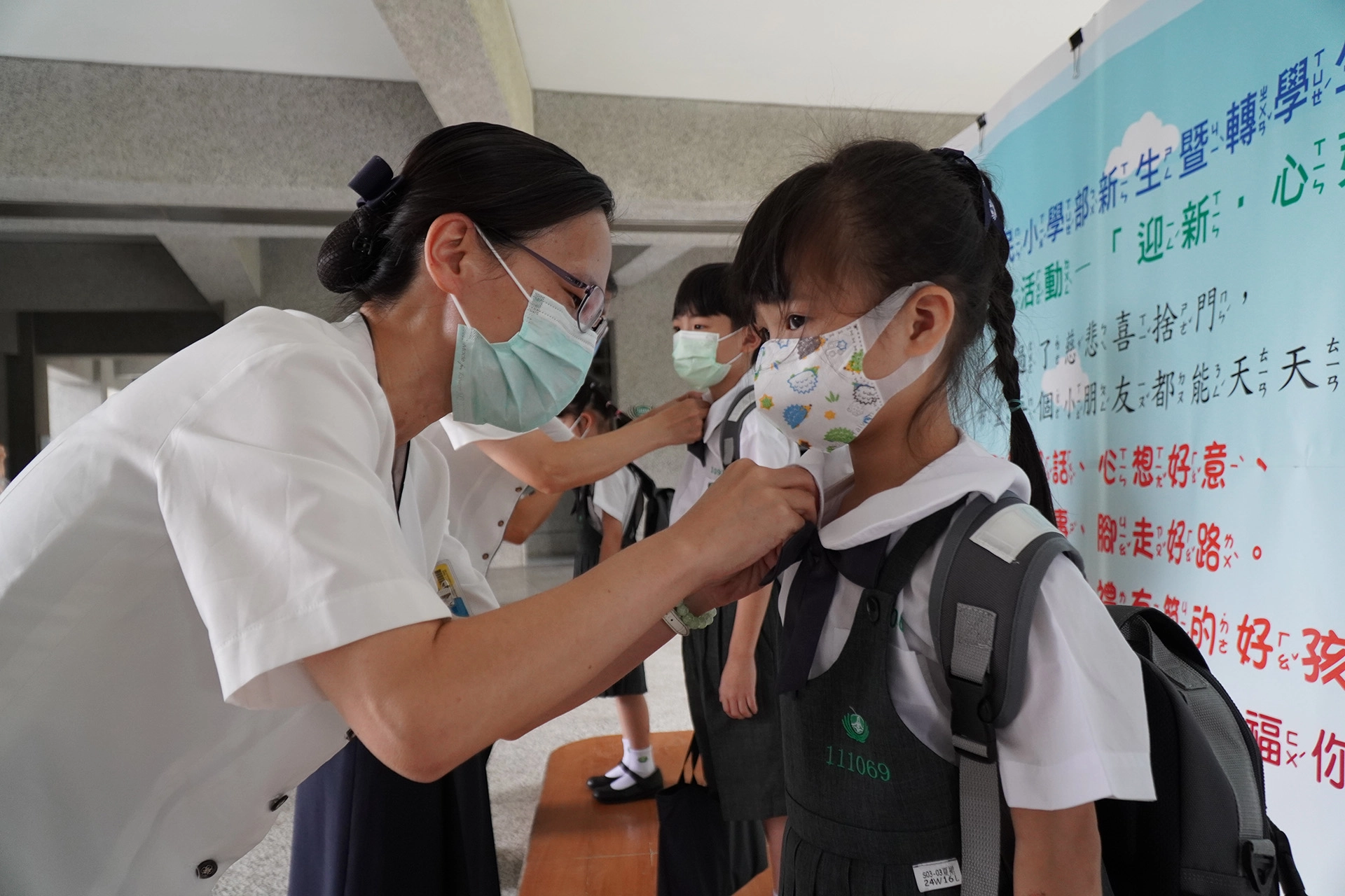 主任們親自為孩子別上領結，期許大家成為一個有「禮」有「節」的好孩子