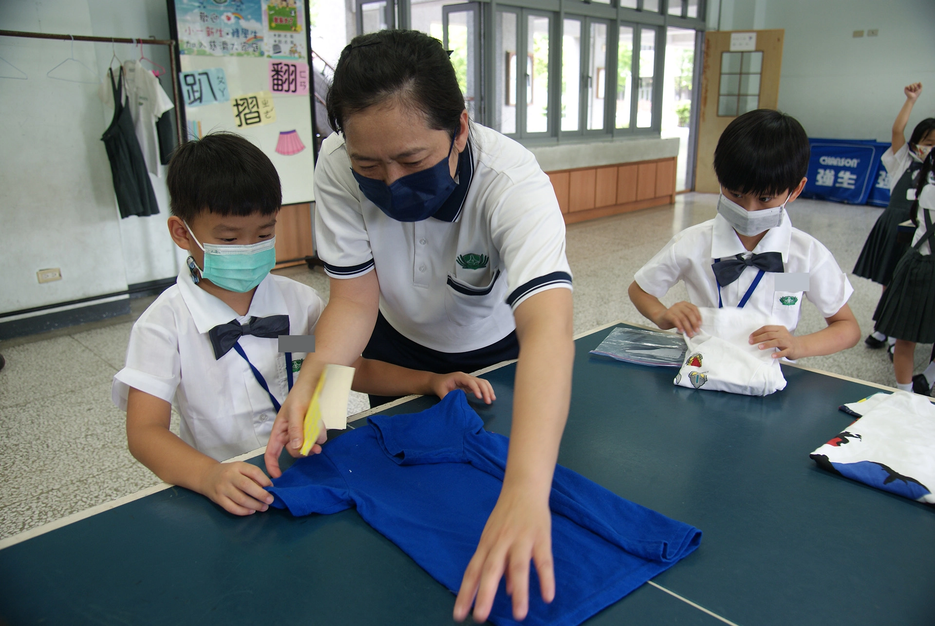 摺衣服有撇步，趴、摺、翻認真學。