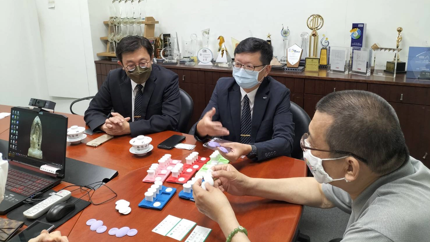 物理治療系楊志鴻老師研究的足底訓練器與大愛感恩科技已於8月初進行產品初步的改良設計
