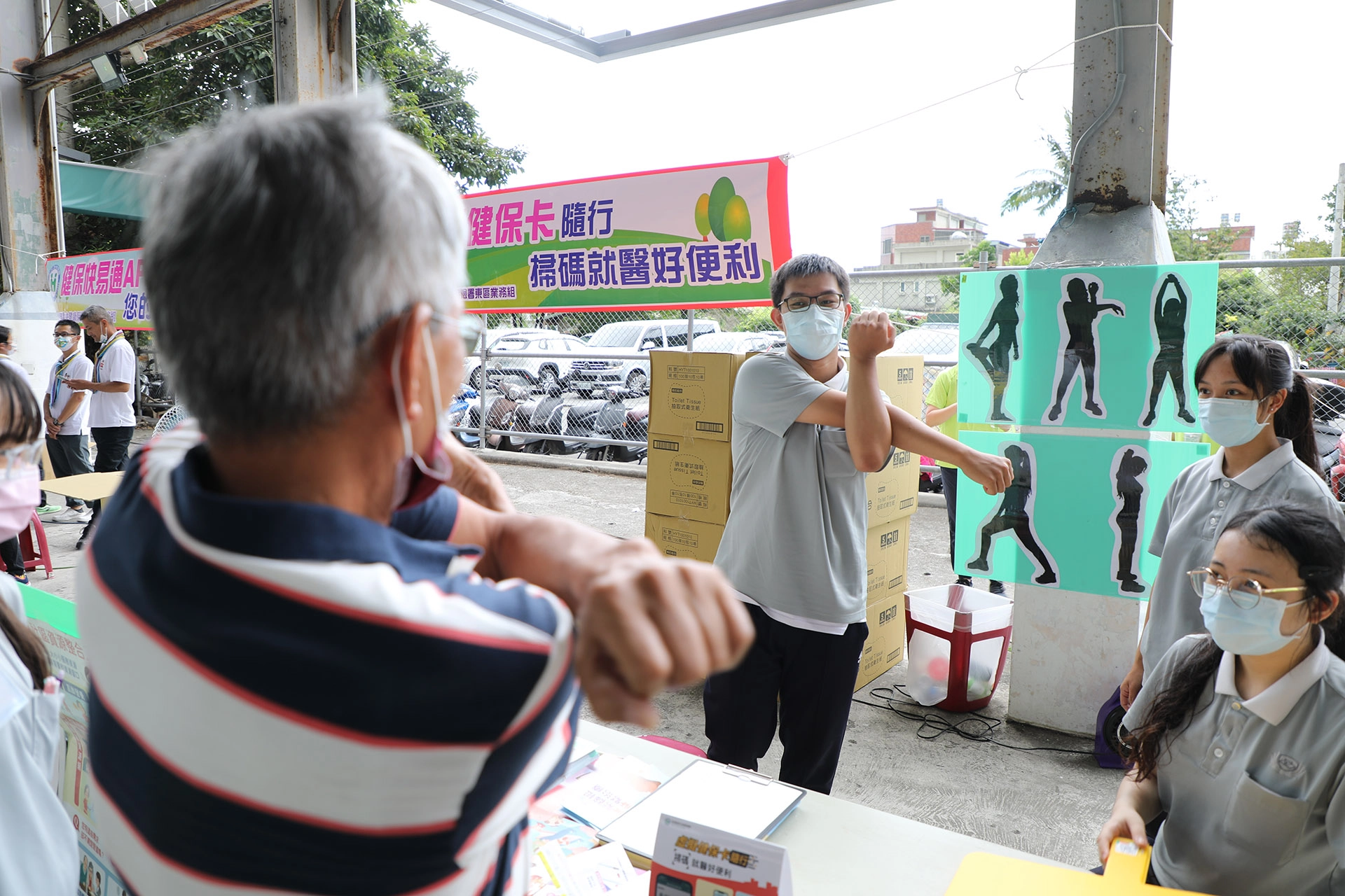 秀林全人整合照護團隊運動衛教人員，教導民眾如何在家進行肌力訓練。