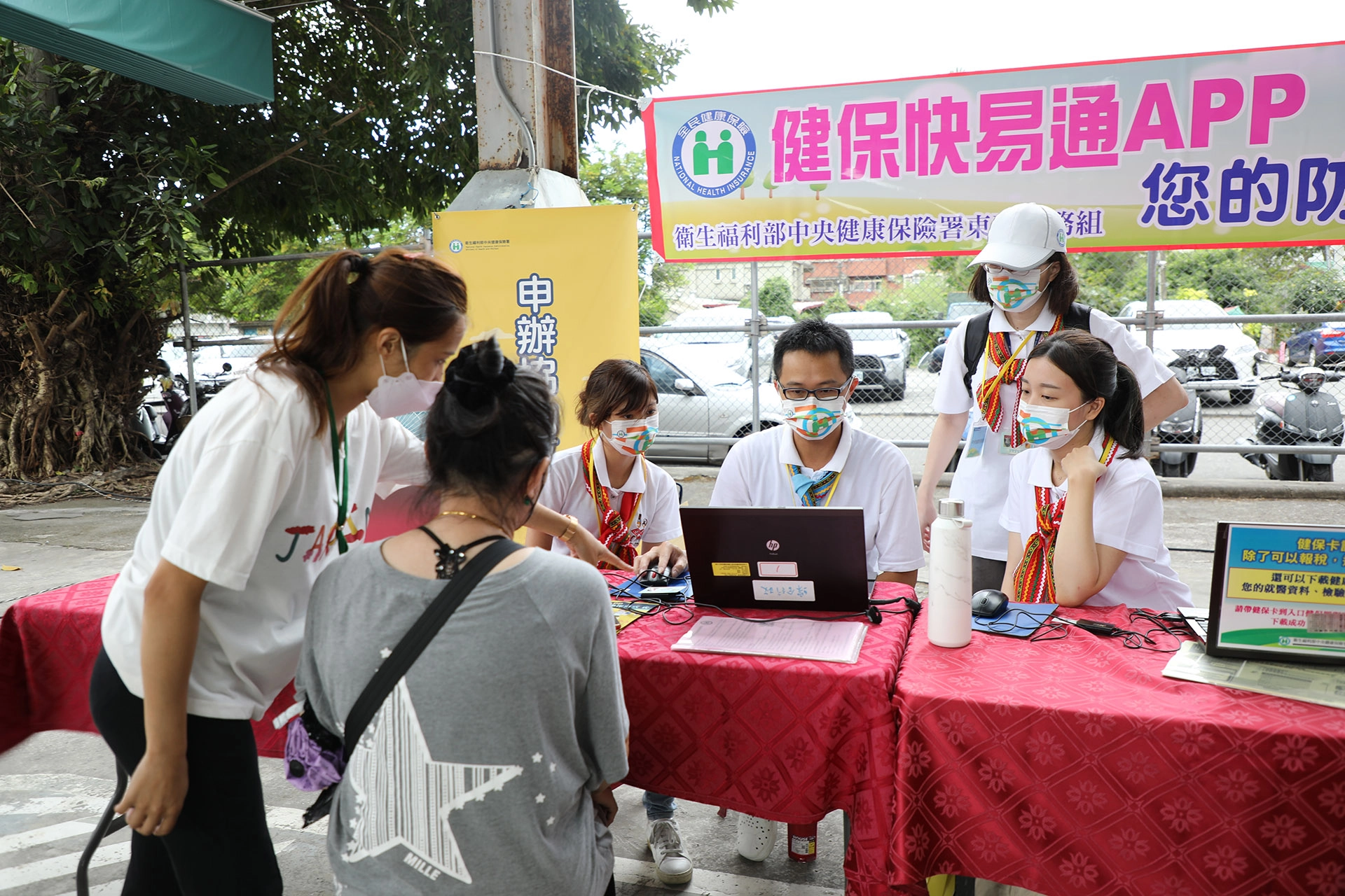 健保署人員親自教導民眾下載健保快易通、申請虛擬健保卡。