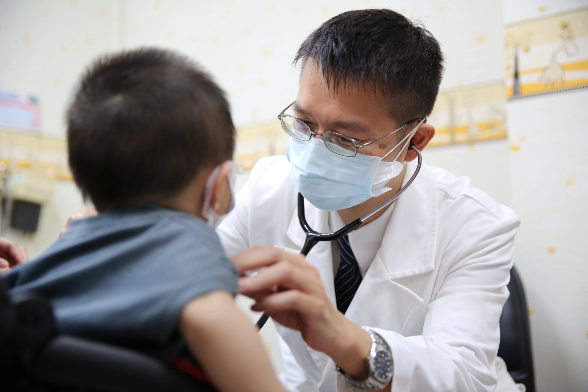 小兒腎臟科主任陳明群醫師指出，查找文獻資料也極少在年紀這麼小的孩子身上發現長有這麼大顆的腎結石的紀錄，花蓮慈院小兒部與泌尿部團隊攜手合作，順利將余小弟體內的結石移除乾淨。