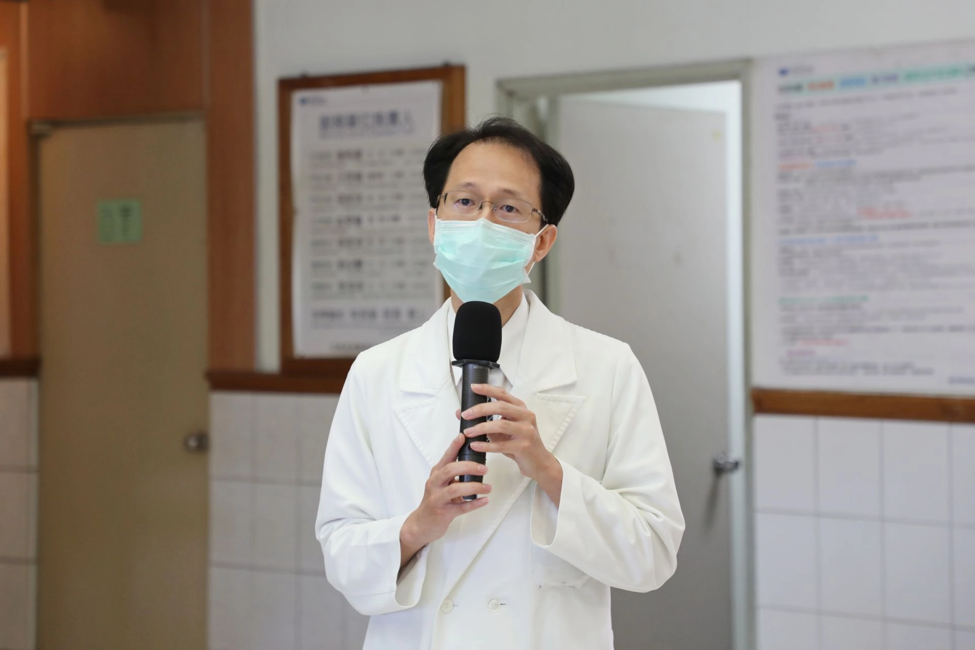慢性腎臟病防治中心主任林于立主任分享，特別附上影音示範教學QR code，可透過影音教學平台，無限次觀看由護理師親自示範影像，來同步操作練習，除了國語版本教學，還有臺語、英文及印尼語版本可以選擇，讓讀者能詳細了解腹膜透析相關的操作與衛教知識。