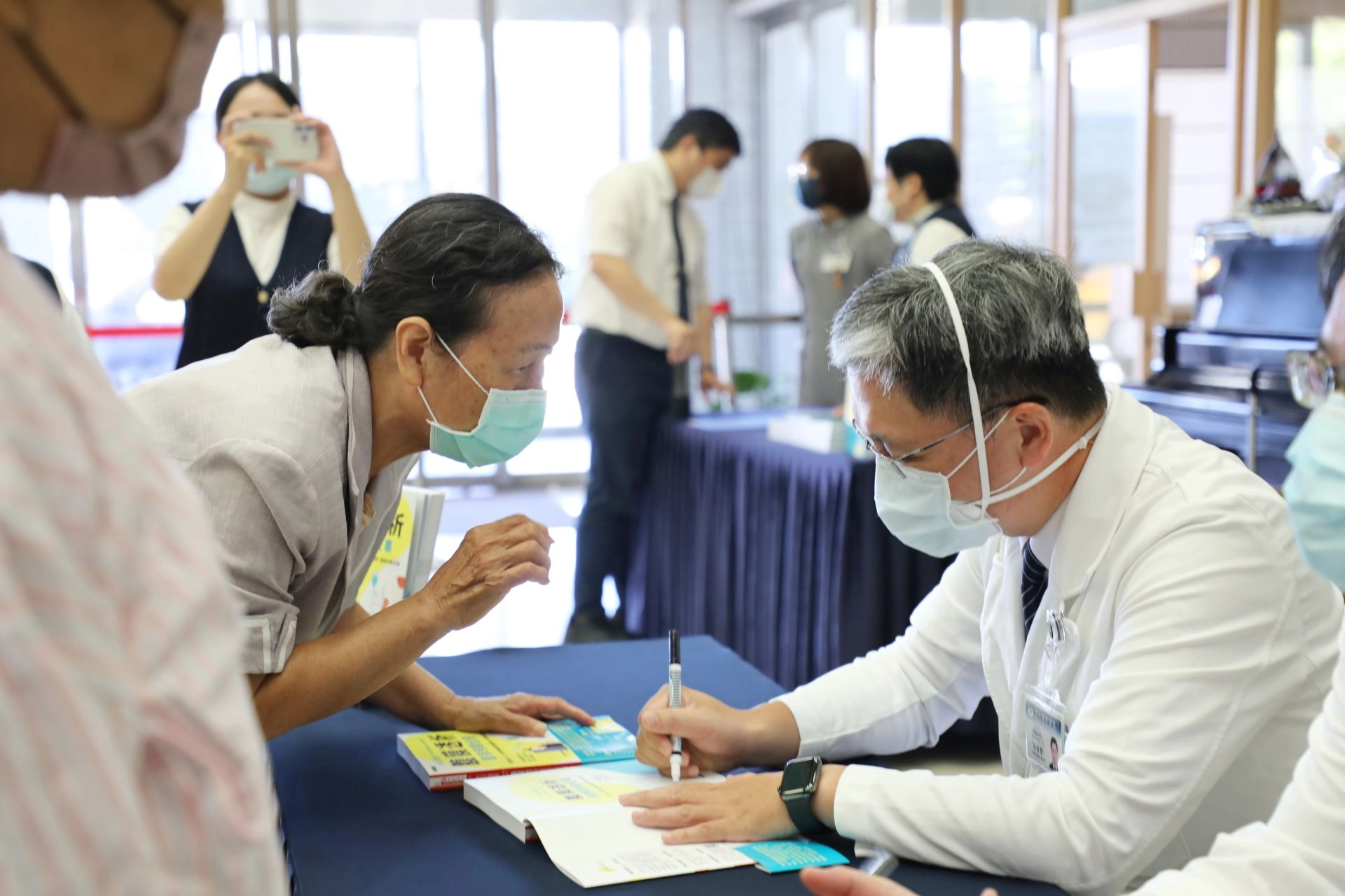 團隊作者群，為熱情支持的讀者、腎友、家屬簽書。