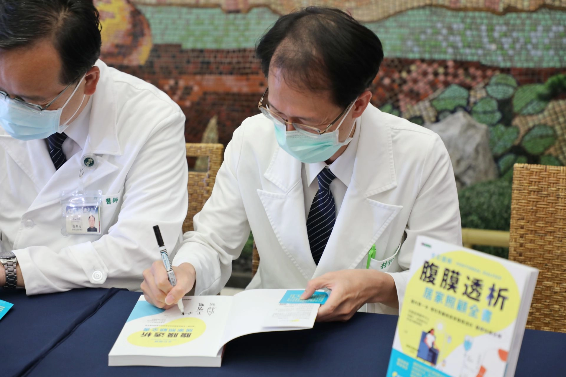 團隊作者群，為熱情支持的讀者、腎友、家屬簽書。