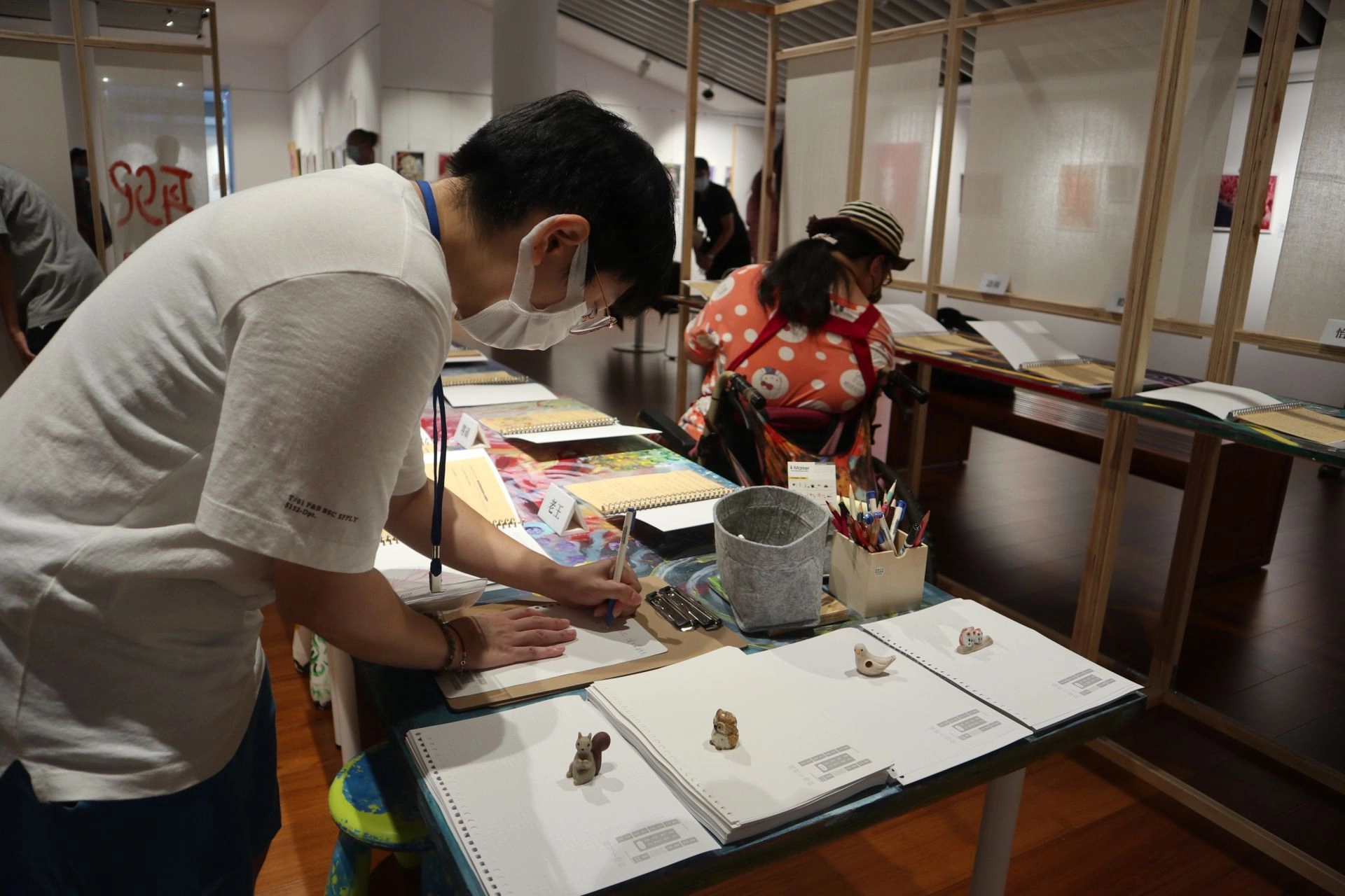 展區「聊遇間」為一互動空間，邀請觀展民眾留下心得